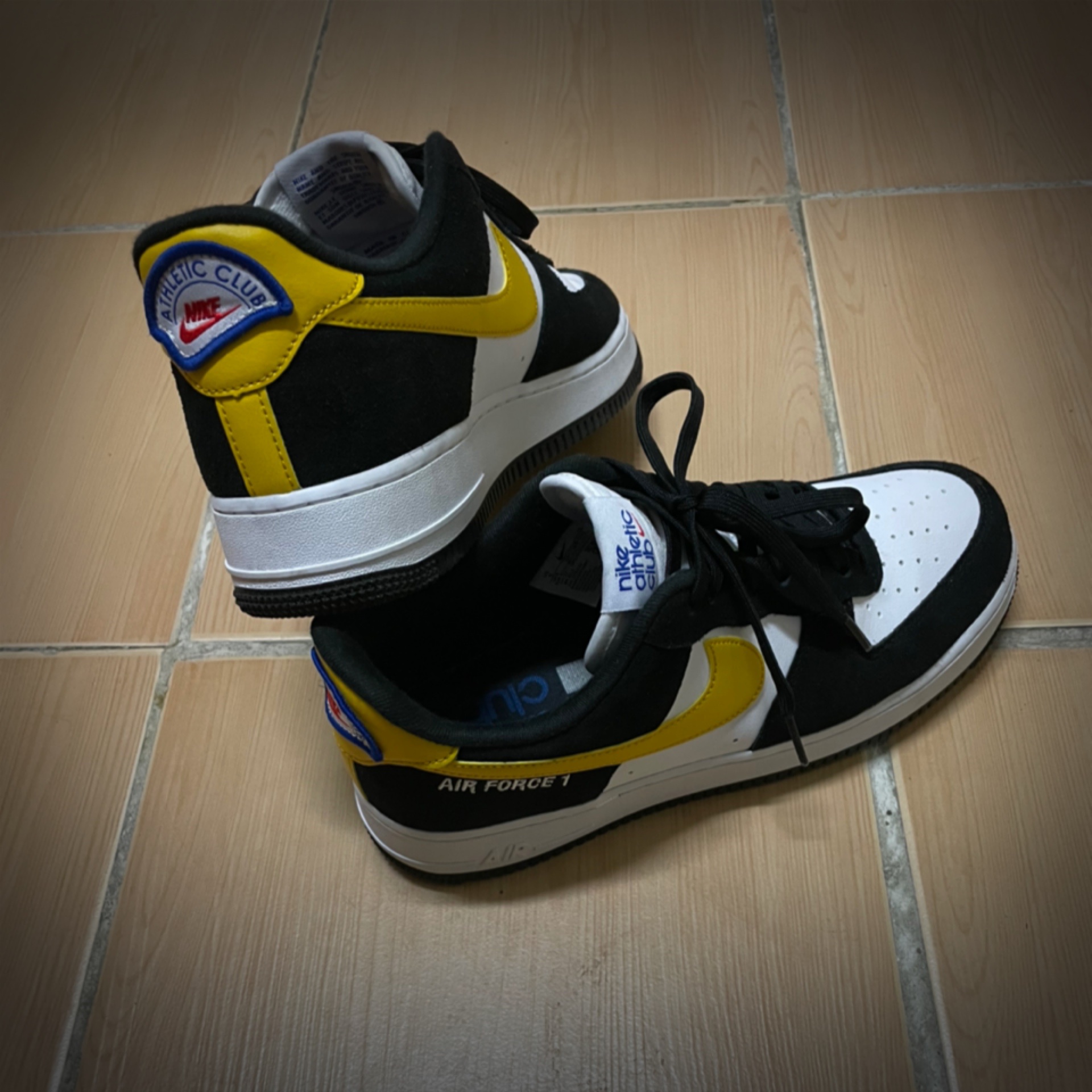 Nike Air Force 1 '07 LV8 Athletic Club Black Dark Sulfur 착용 스타일 - 3