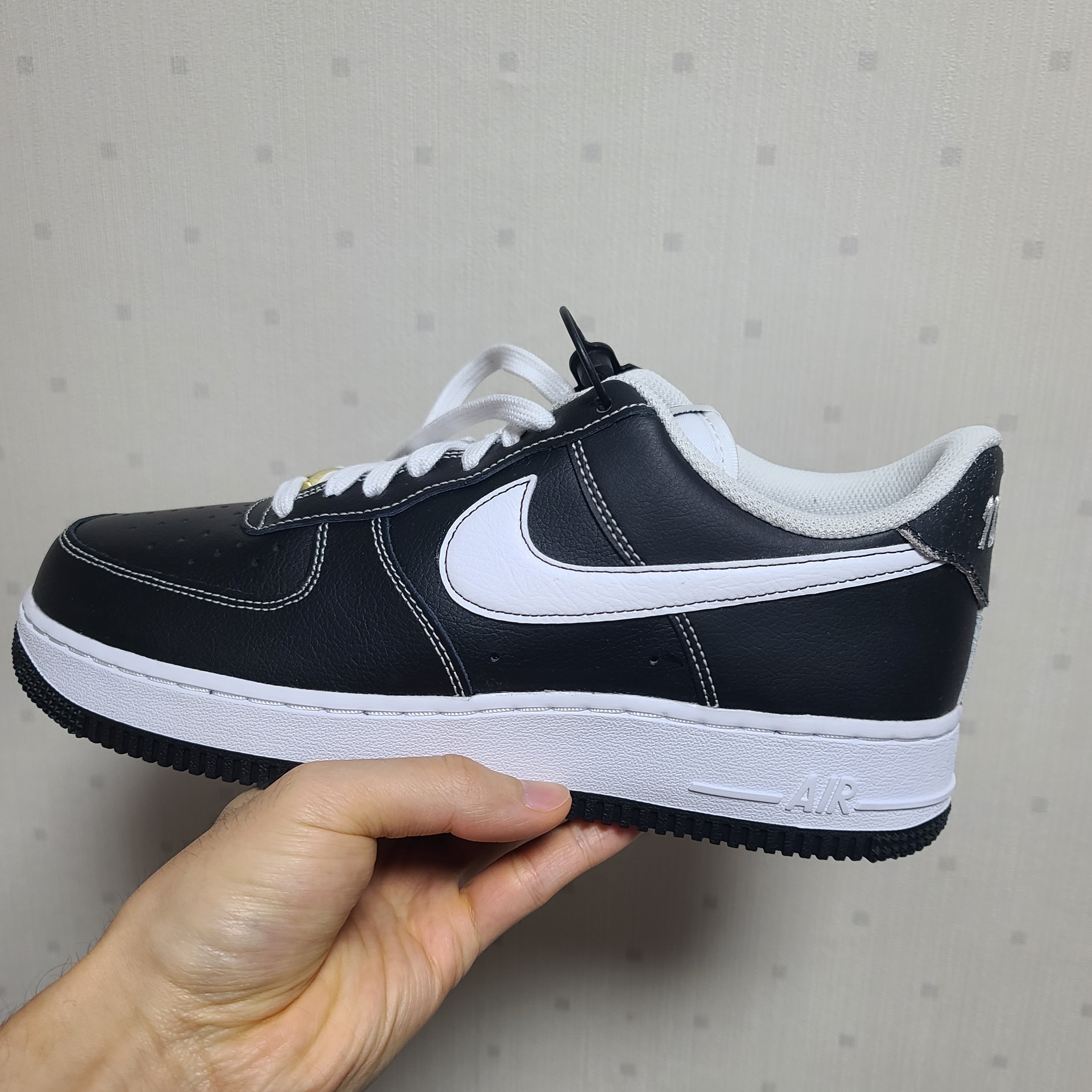 Nike Air Force 1 '07 First Use Black White 착용 스타일 - 1