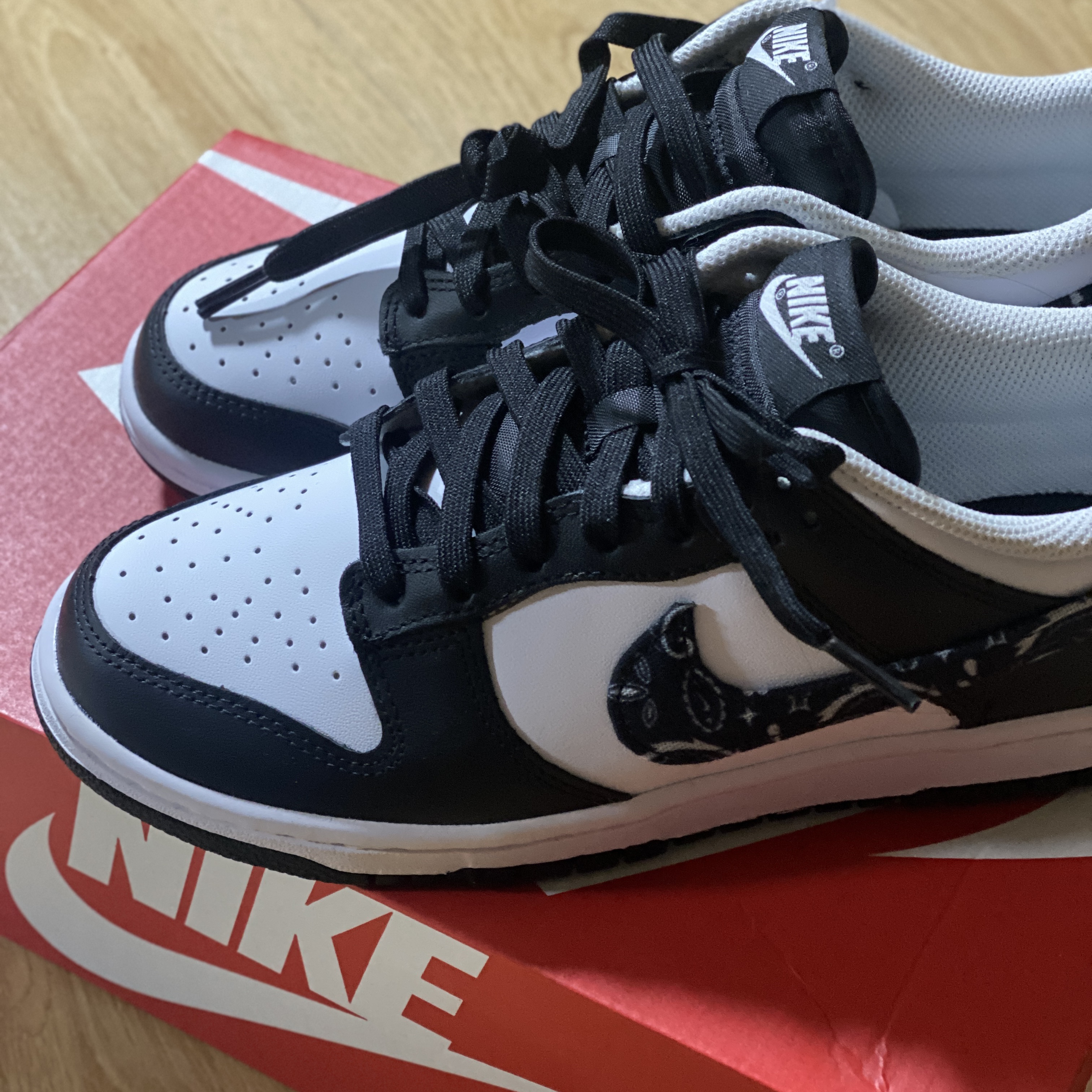 (W) Nike Dunk Low Essential Black Paisley 착용 스타일 - 3