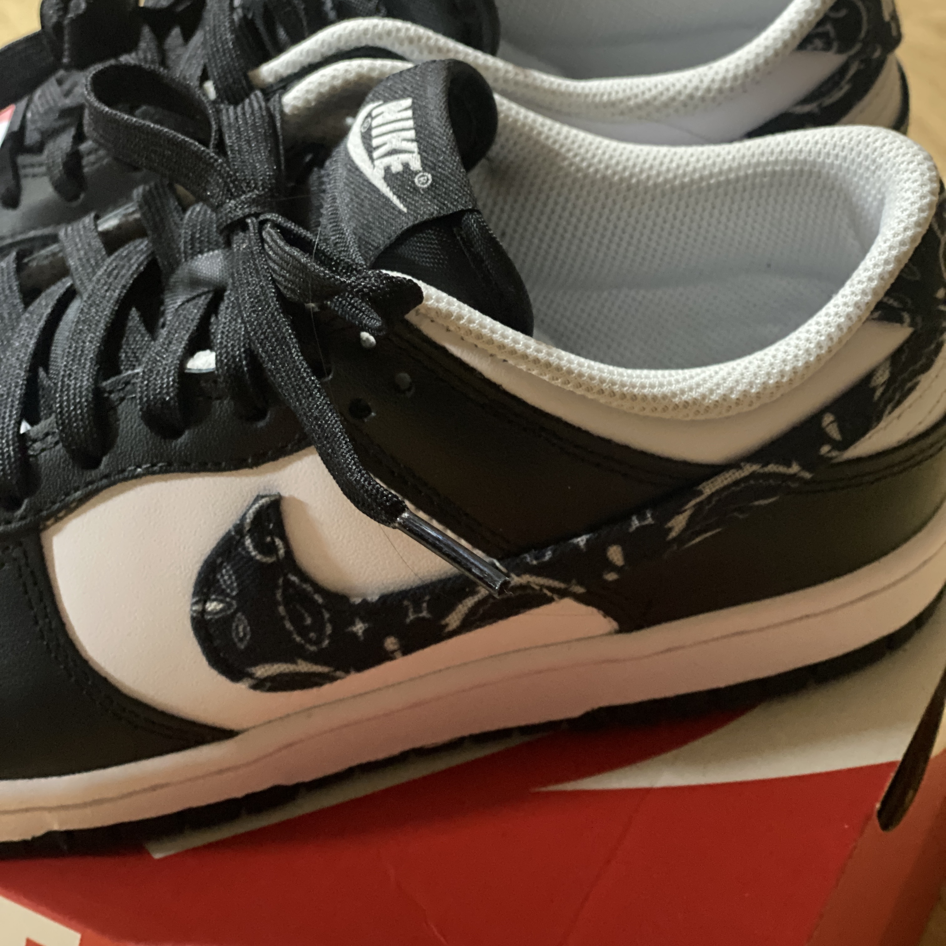 (W) Nike Dunk Low Essential Black Paisley 착용 스타일 - 4