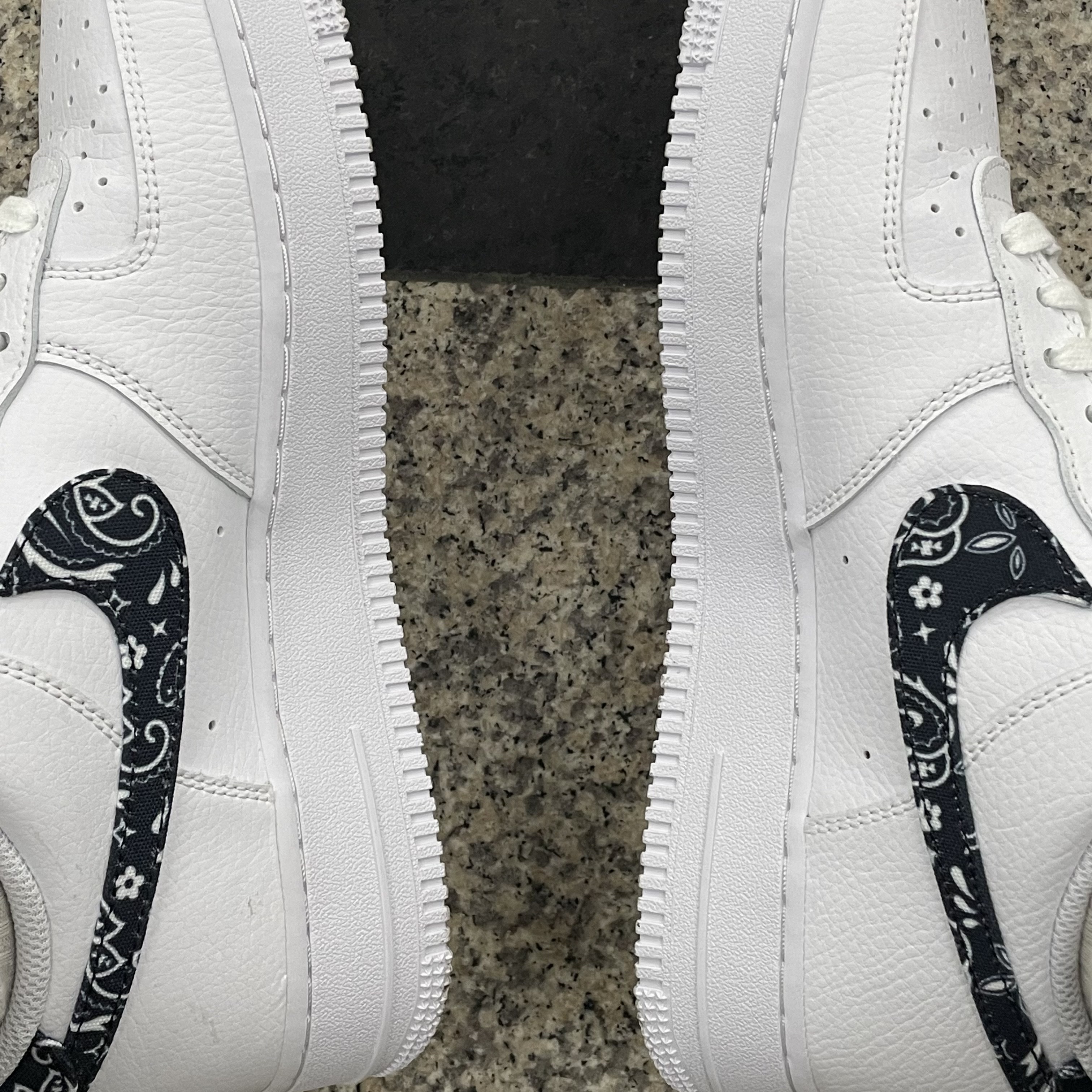 (W) Nike Air Force 1 '07 Essential Paisley Swoosh White Black 착용 스타일