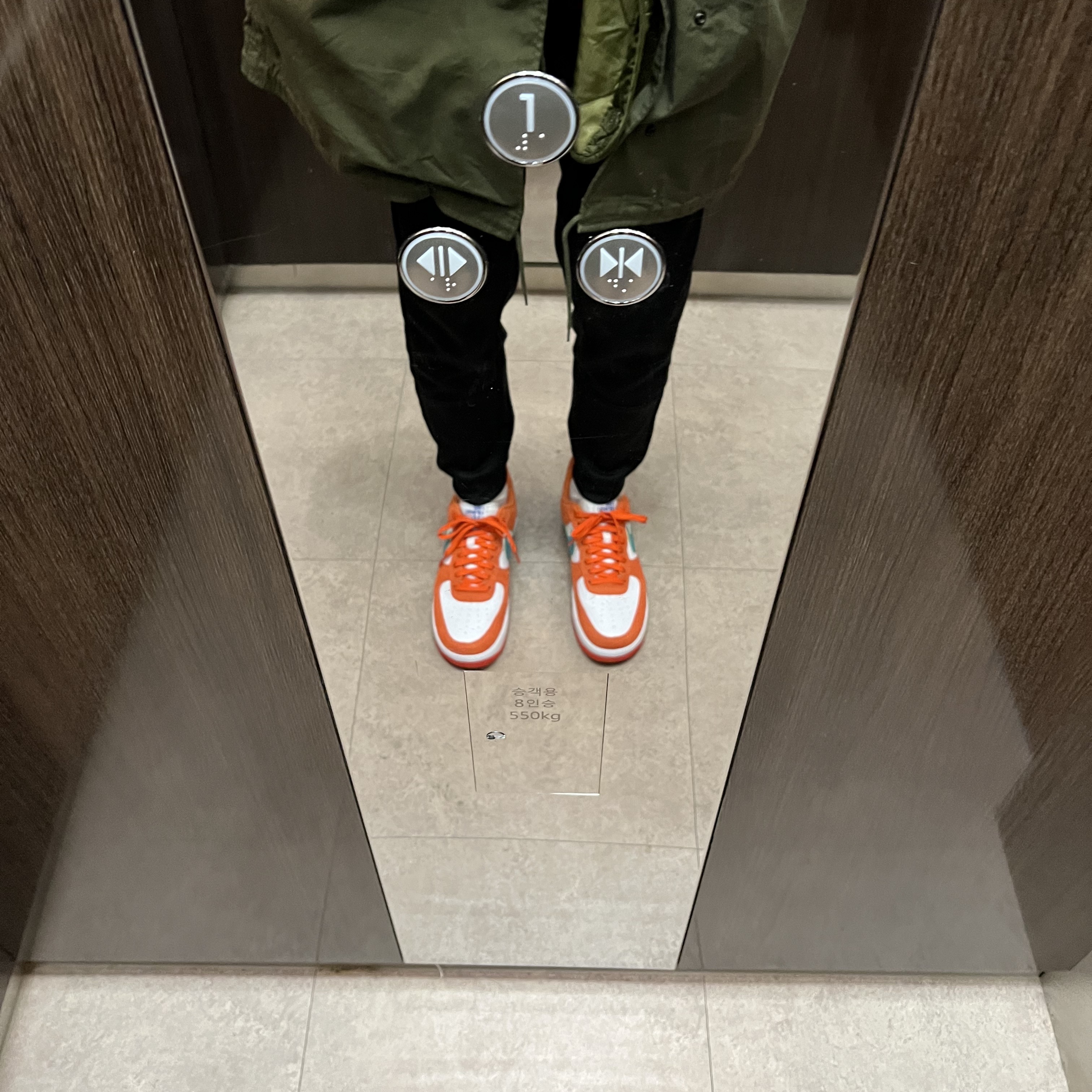 Nike Air Force 1 '07 LV8 Athletic Club Rush Orange Washed Teal 착용 스타일 - 2
