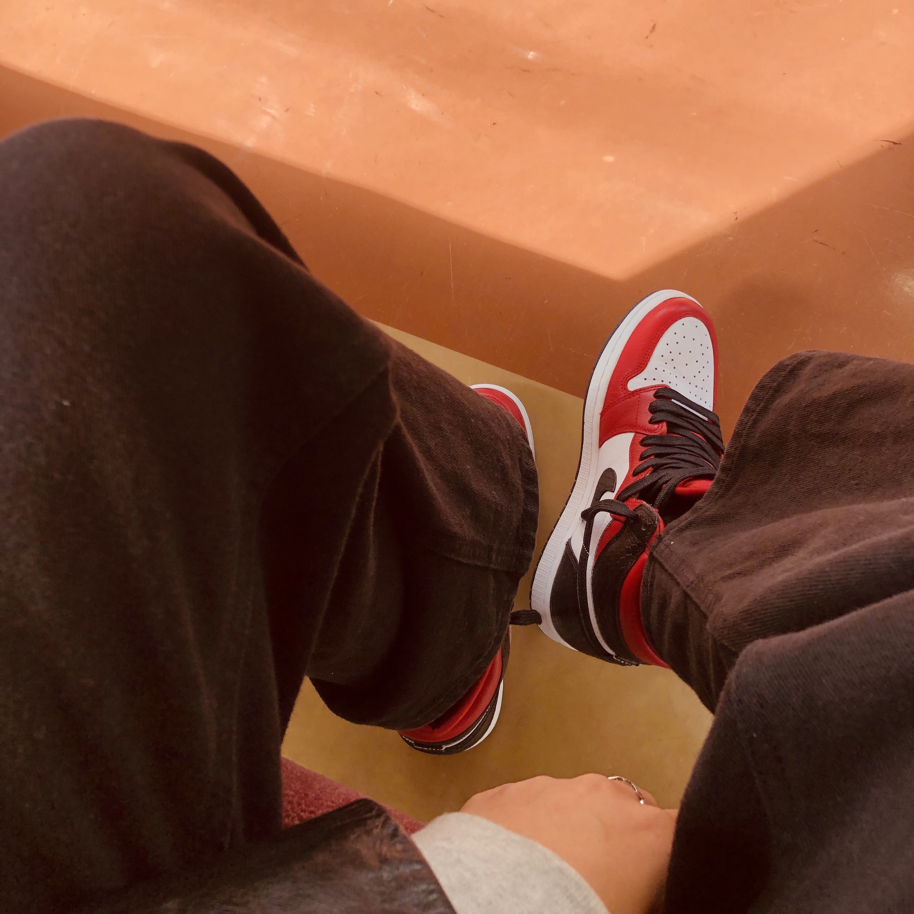 (W) Jordan 1 Retro High Satin Red 착용 스타일