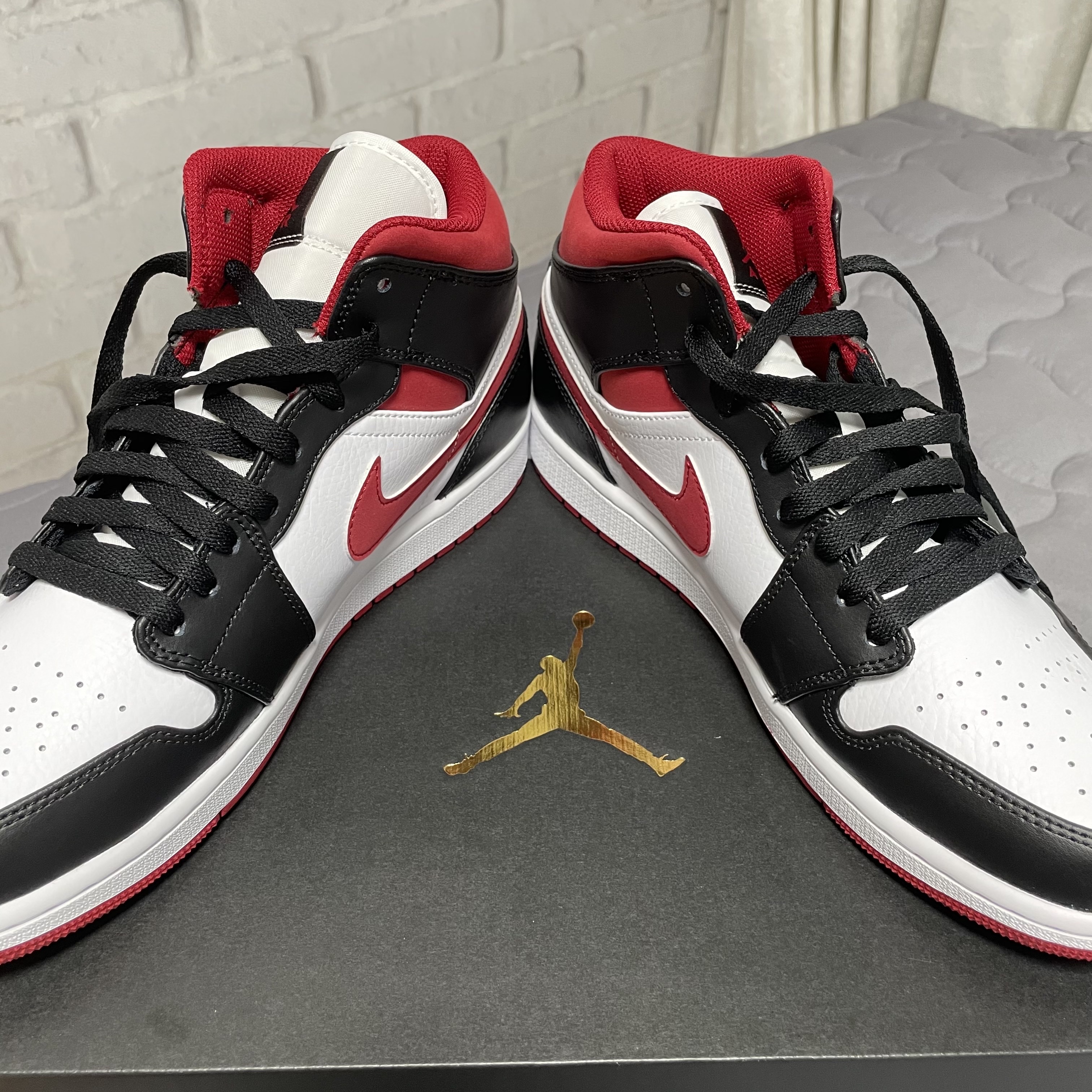 Jordan 1 Mid Gym Red Black White 착용 스타일 - 2