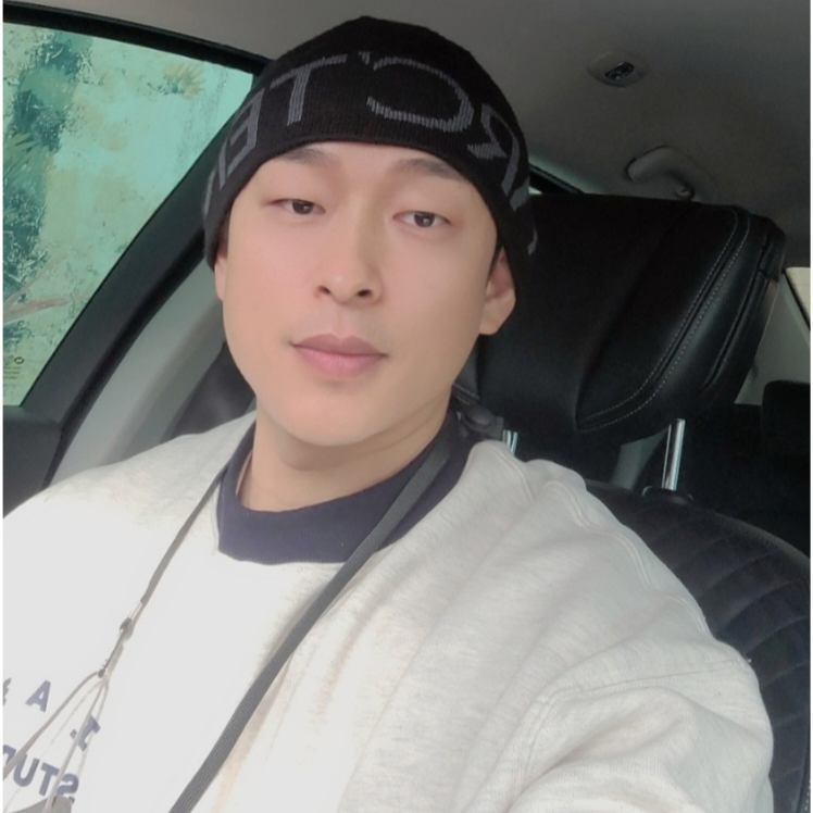 IAB Studio Sweatshirt Oatmeal Navy 착용 스타일