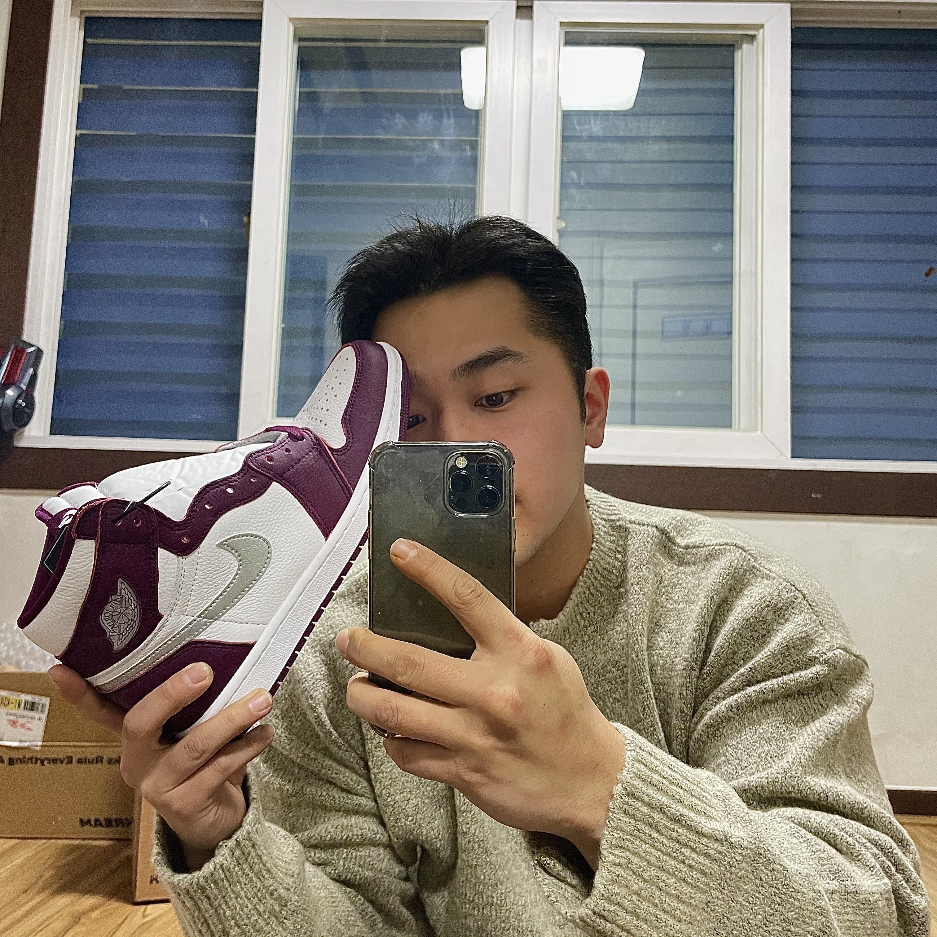 Jordan 1 Retro High OG Bordeaux, Jordan 1 Retro High OG Dark Marina Blue 착용 스타일 - 1
