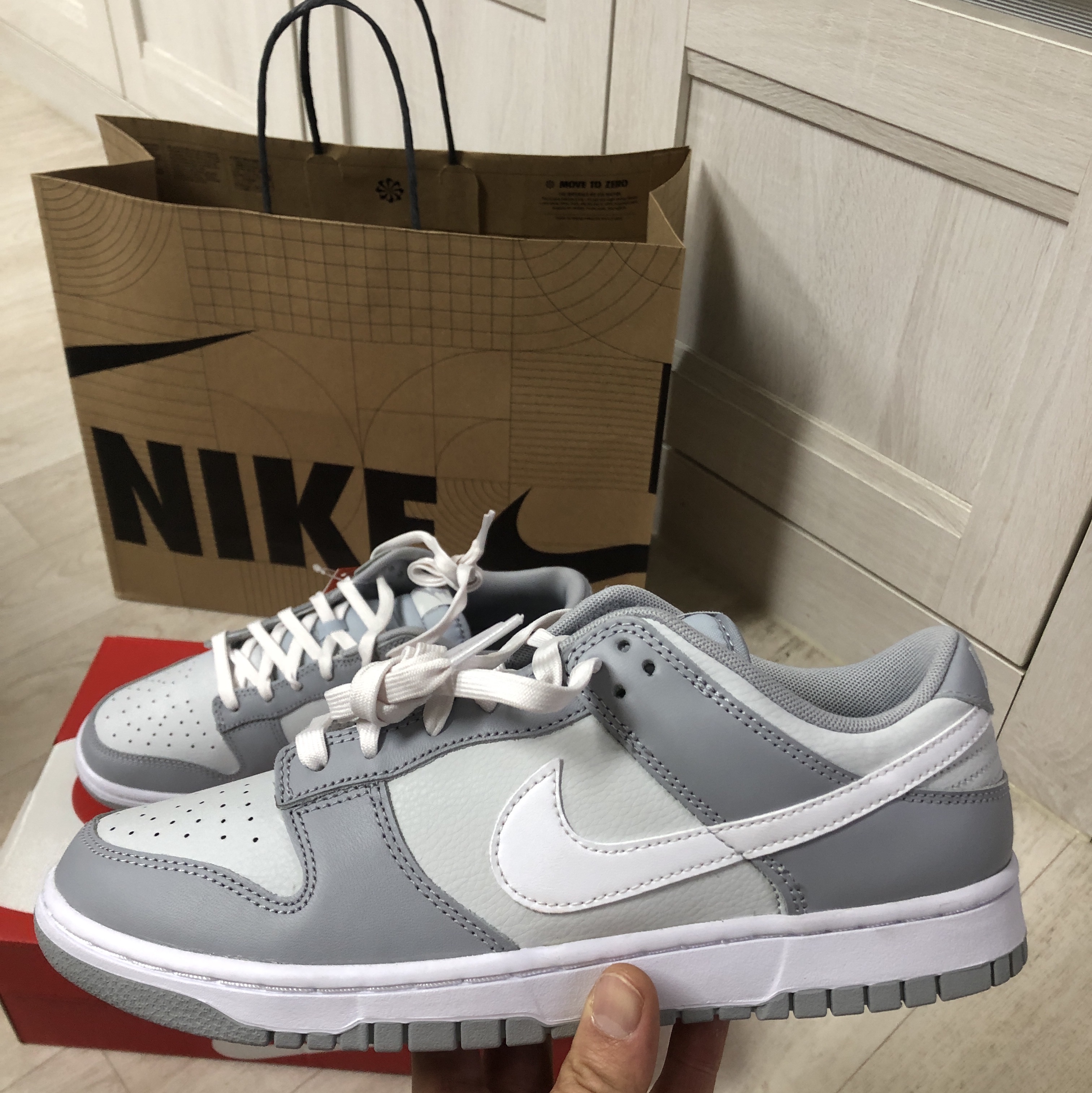 Nike Dunk Low Retro Wolf Grey 착용 스타일 - 2