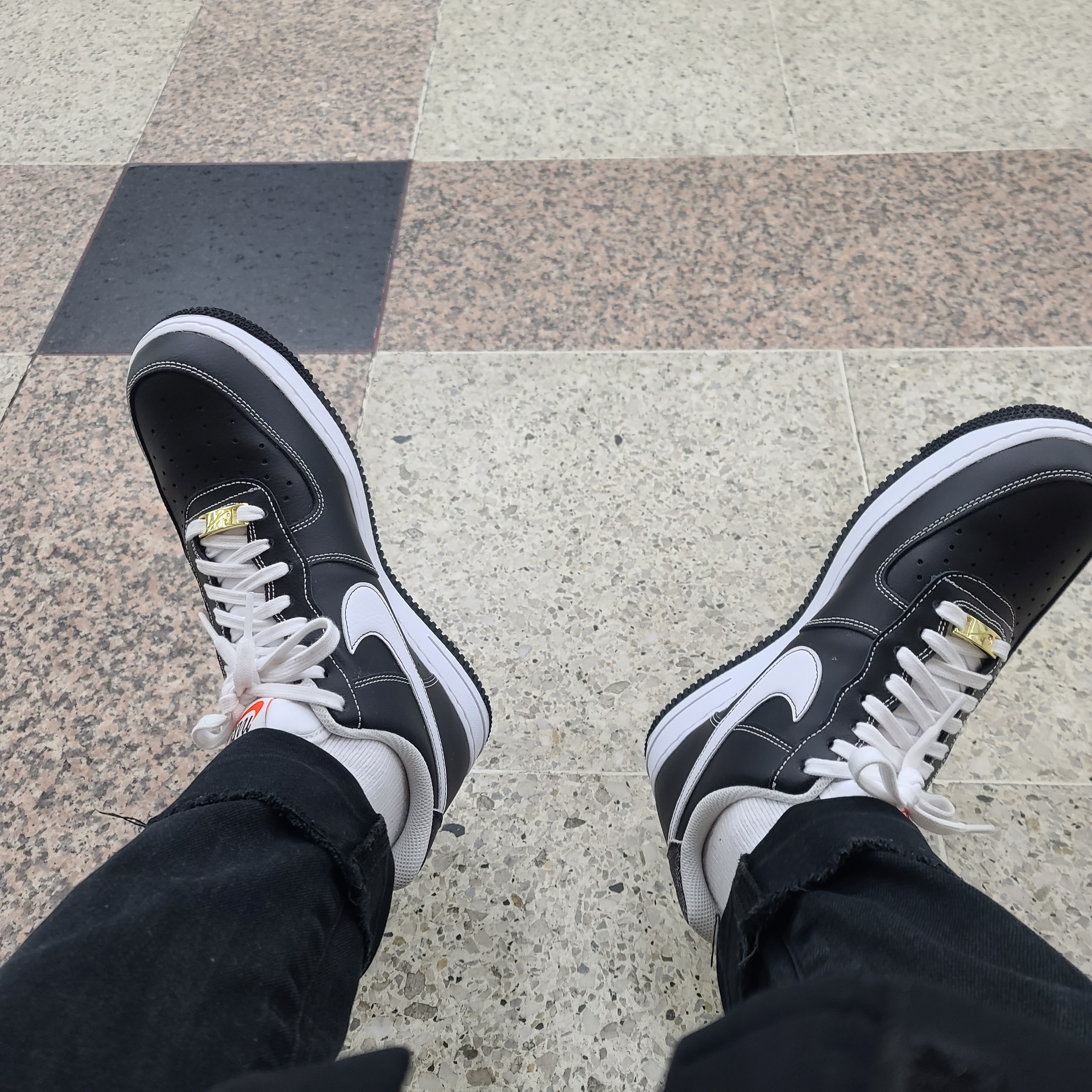 Nike Air Force 1 '07 First Use Black White 착용 스타일 - 2
