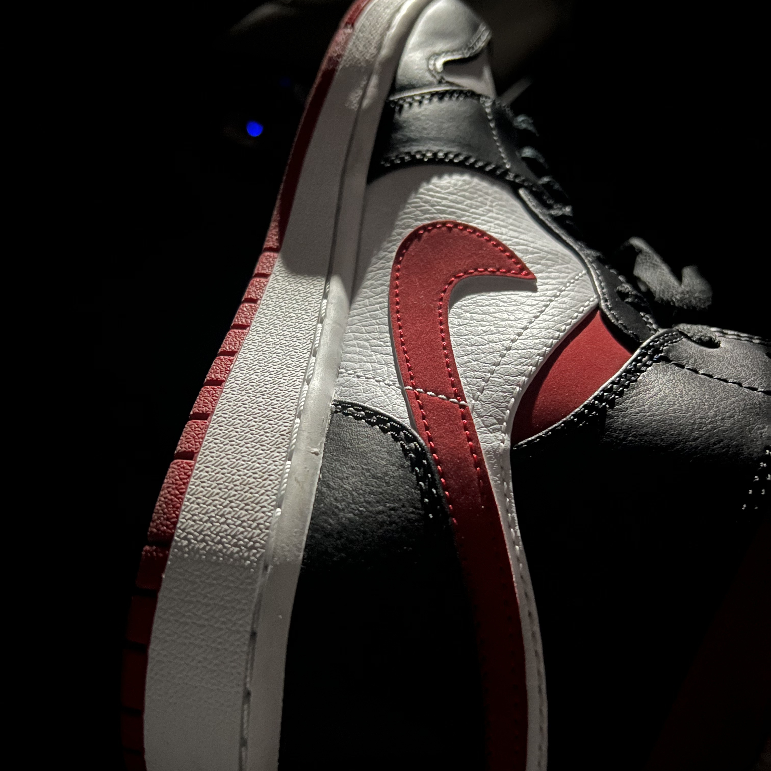 Jordan 1 Mid Gym Red Black White 착용 스타일