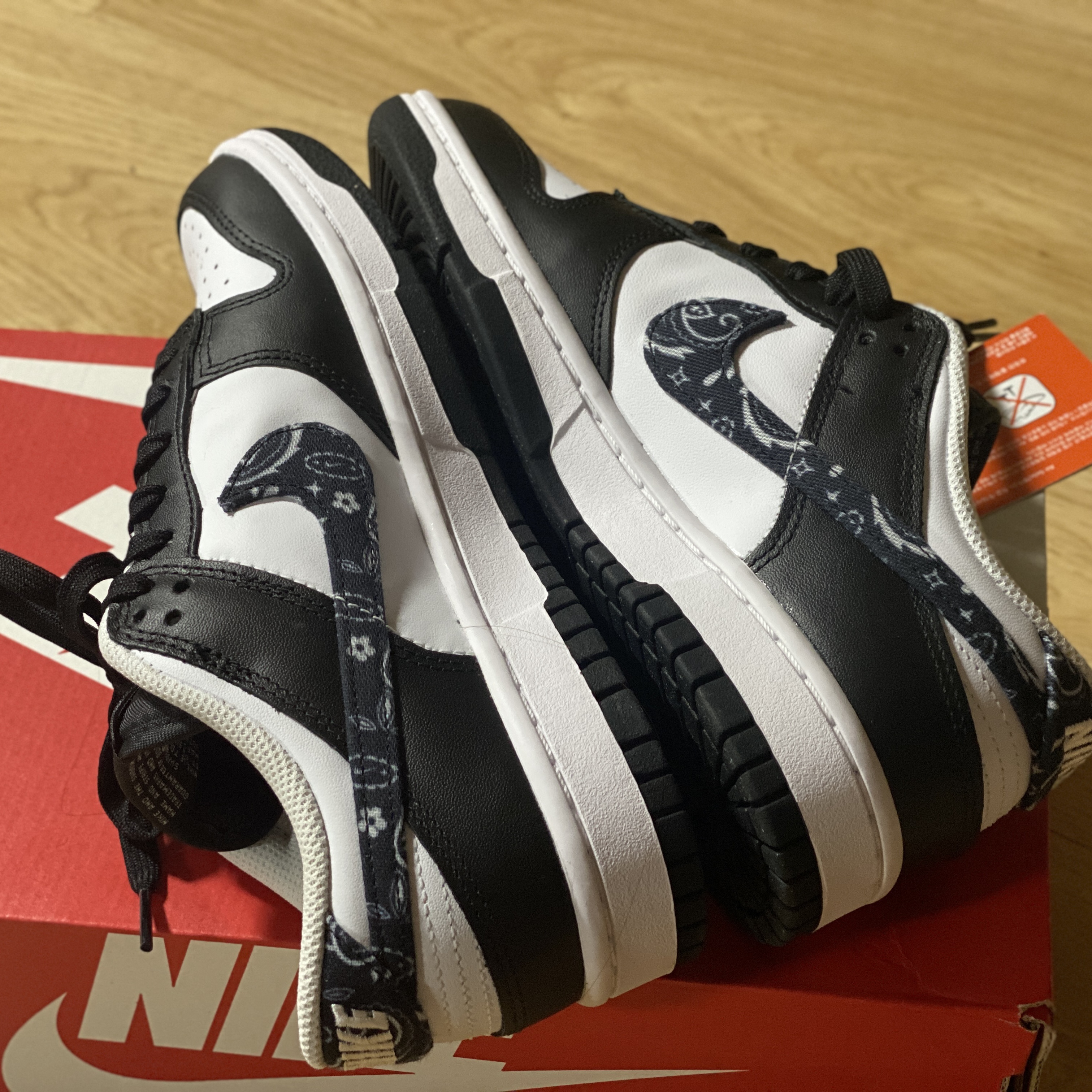 (W) Nike Dunk Low Essential Black Paisley 착용 스타일 - 5