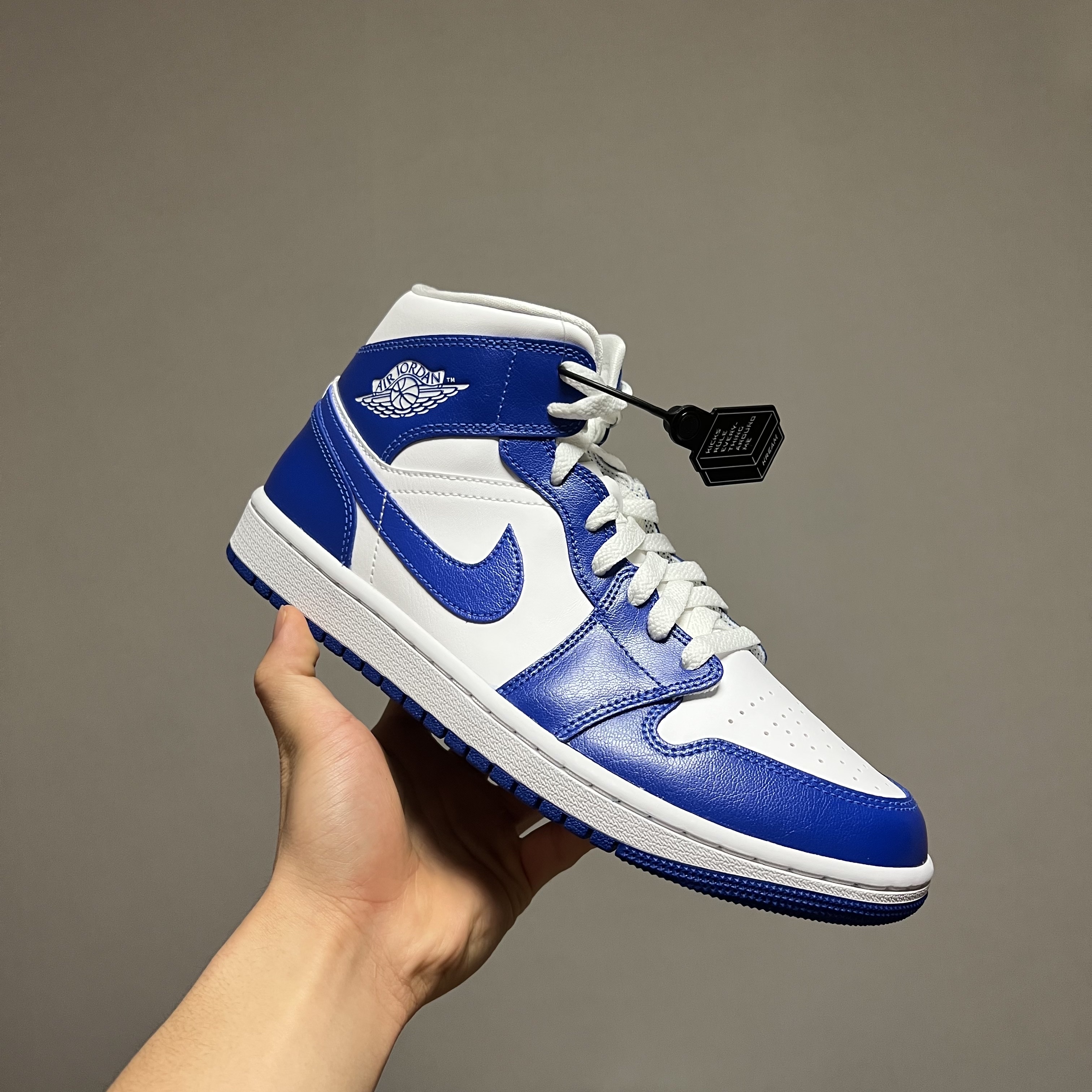 (W) Jordan 1 Mid White Hyper Royal 착용 스타일 - 2