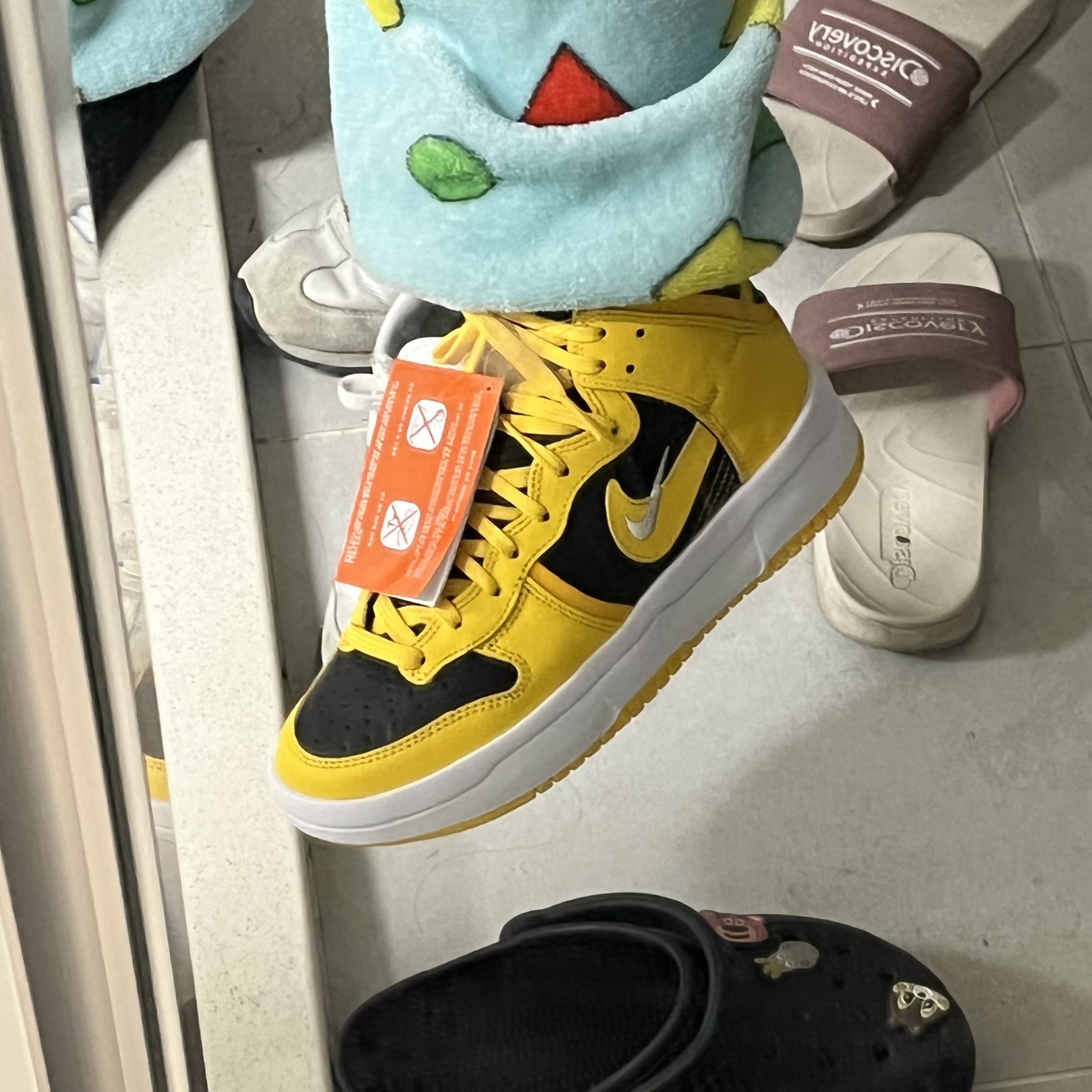 (W) Nike Dunk High Up Black and Varsity Maize 착용 스타일 - 2