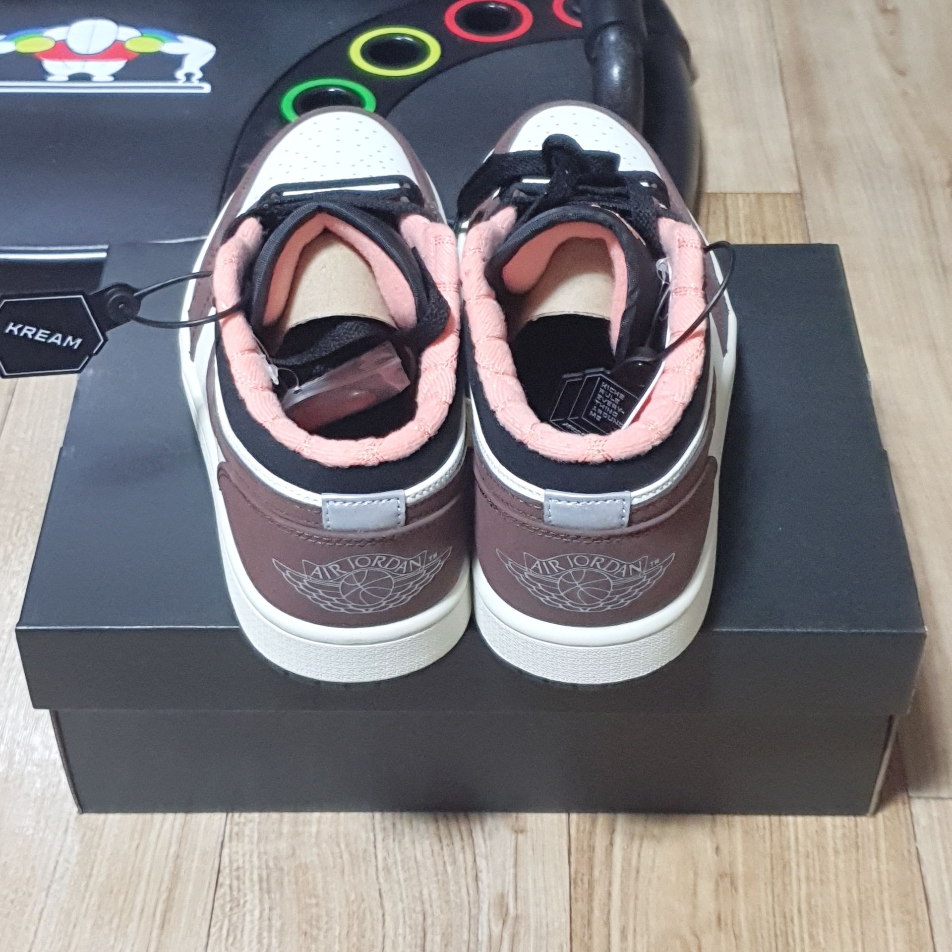 Jordan 1 Low SE Chocolate Bliss 착용 스타일 - 4