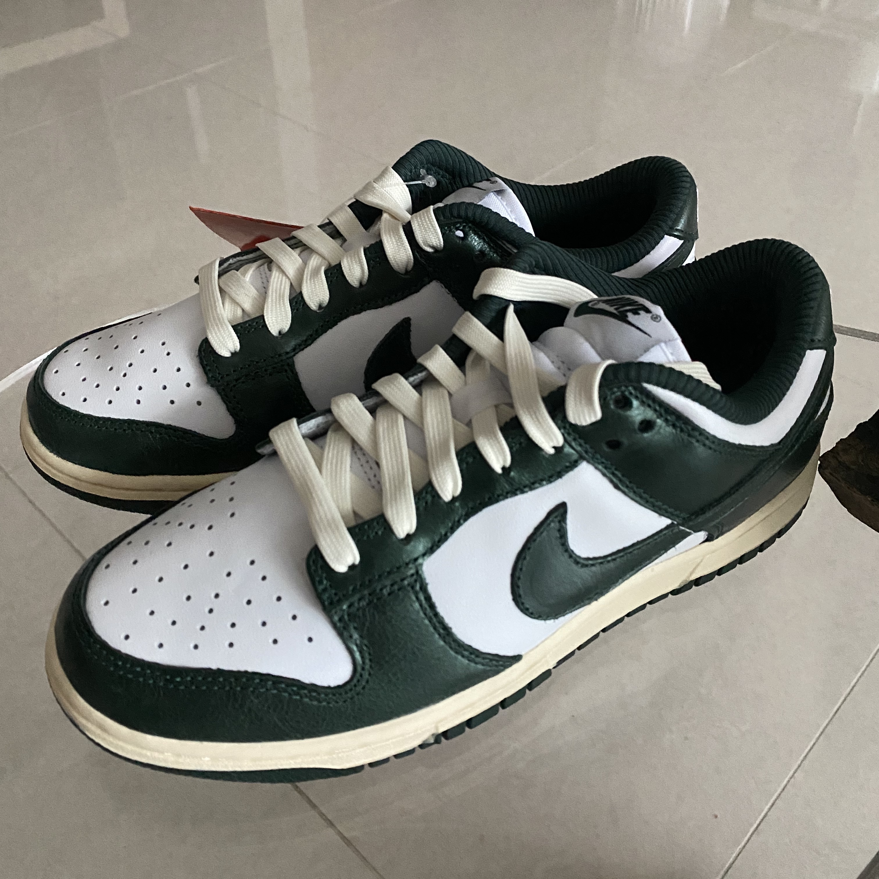 (W) Nike Dunk Low Vintage Green 착용 스타일 - 2