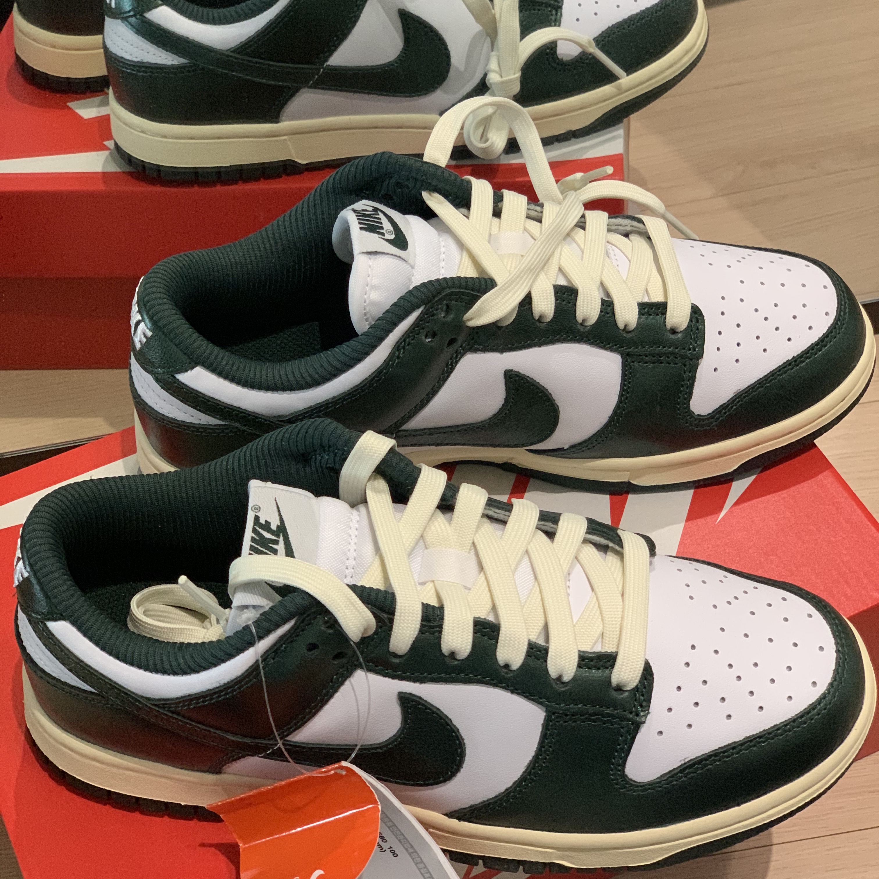 (W) Nike Dunk Low Vintage Green 착용 스타일 - 1