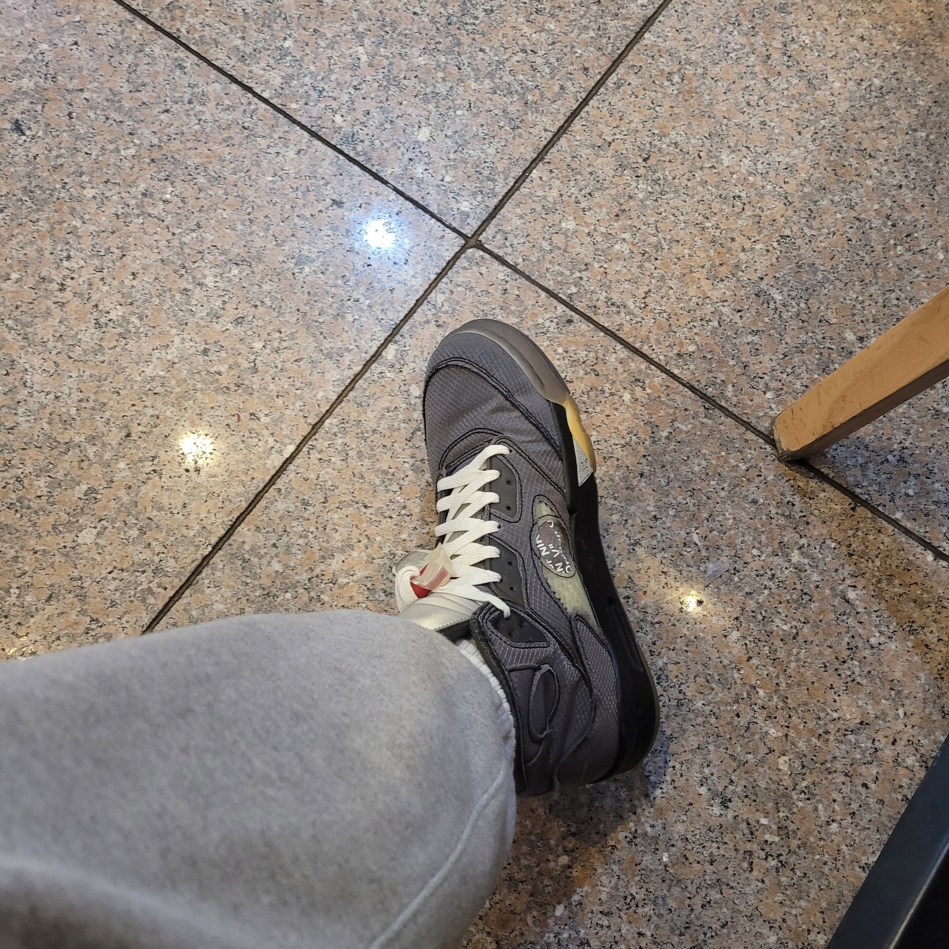 Jordan 5 x Off-White Retro SP Black Muslin 착용 스타일