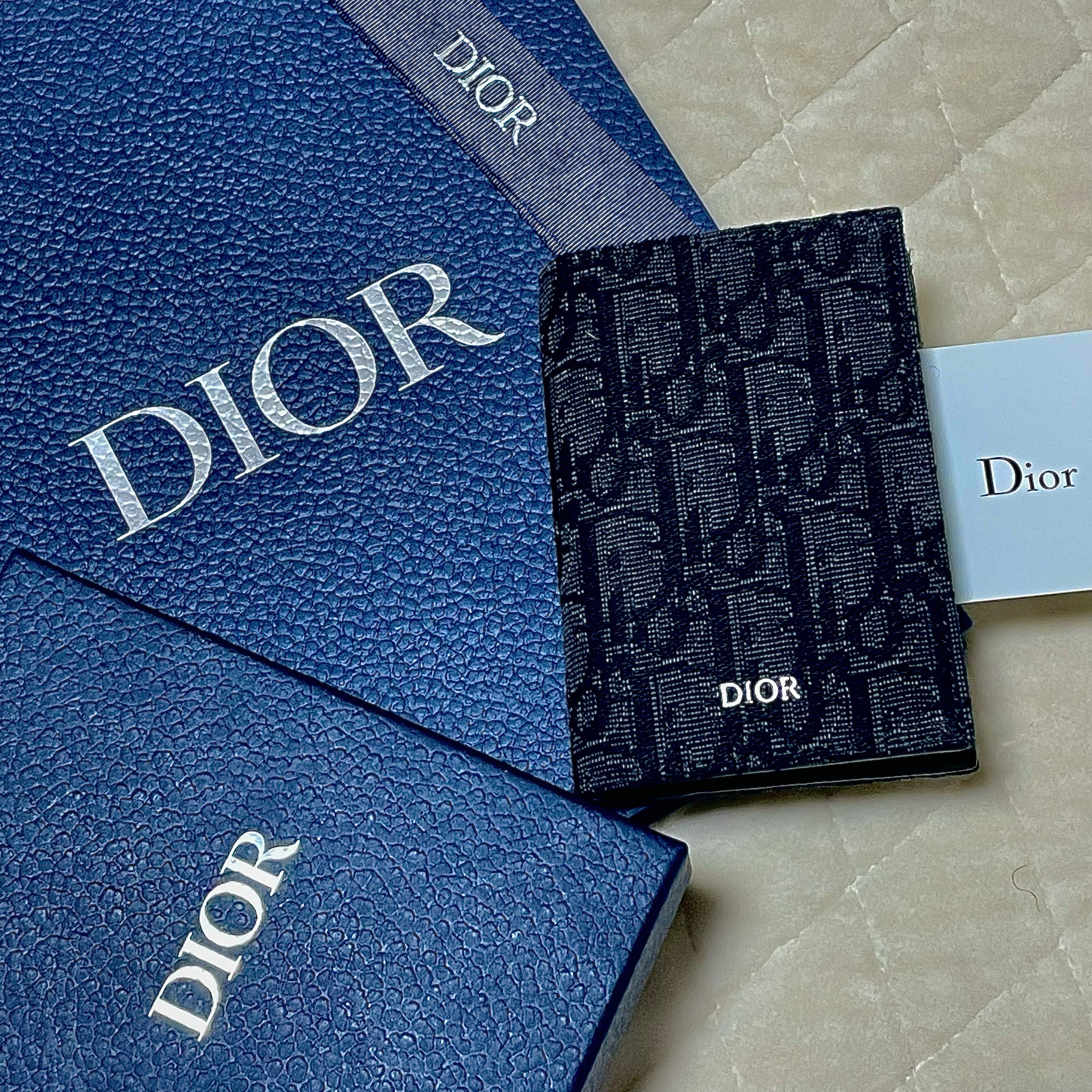 Dior Bi-Fold Card Holder Black Dior Oblique Jacquard 착용 스타일