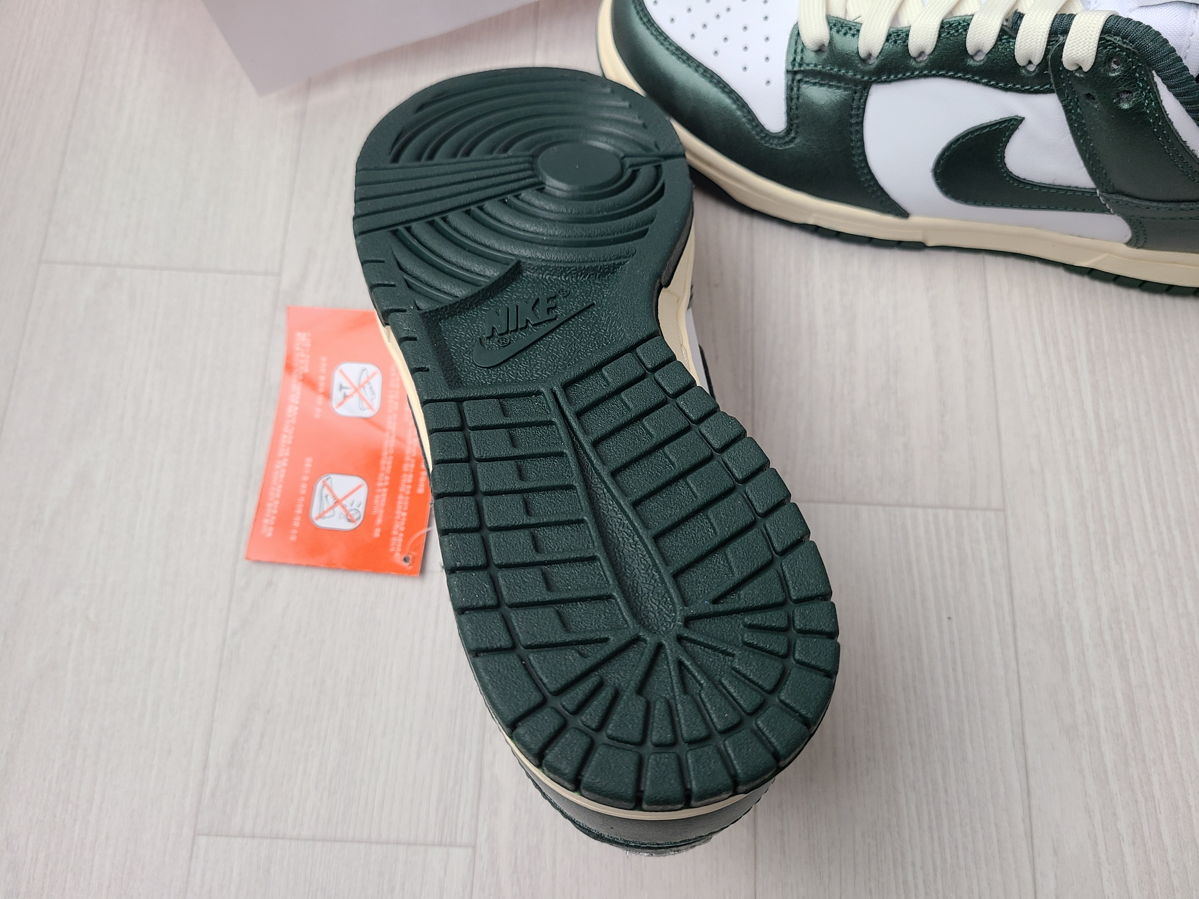 (W) Nike Dunk Low Vintage Green 착용 스타일 - 2