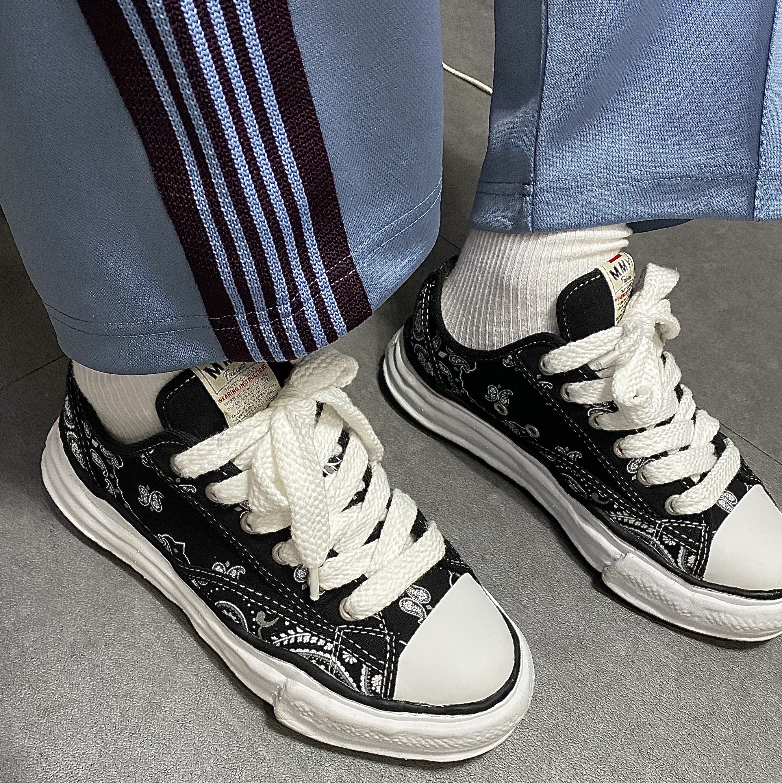 Maison Mihara Yasuhiro Peterson OG Sole Canvas Bandana Low-top Sneakers Black 착용 스타일