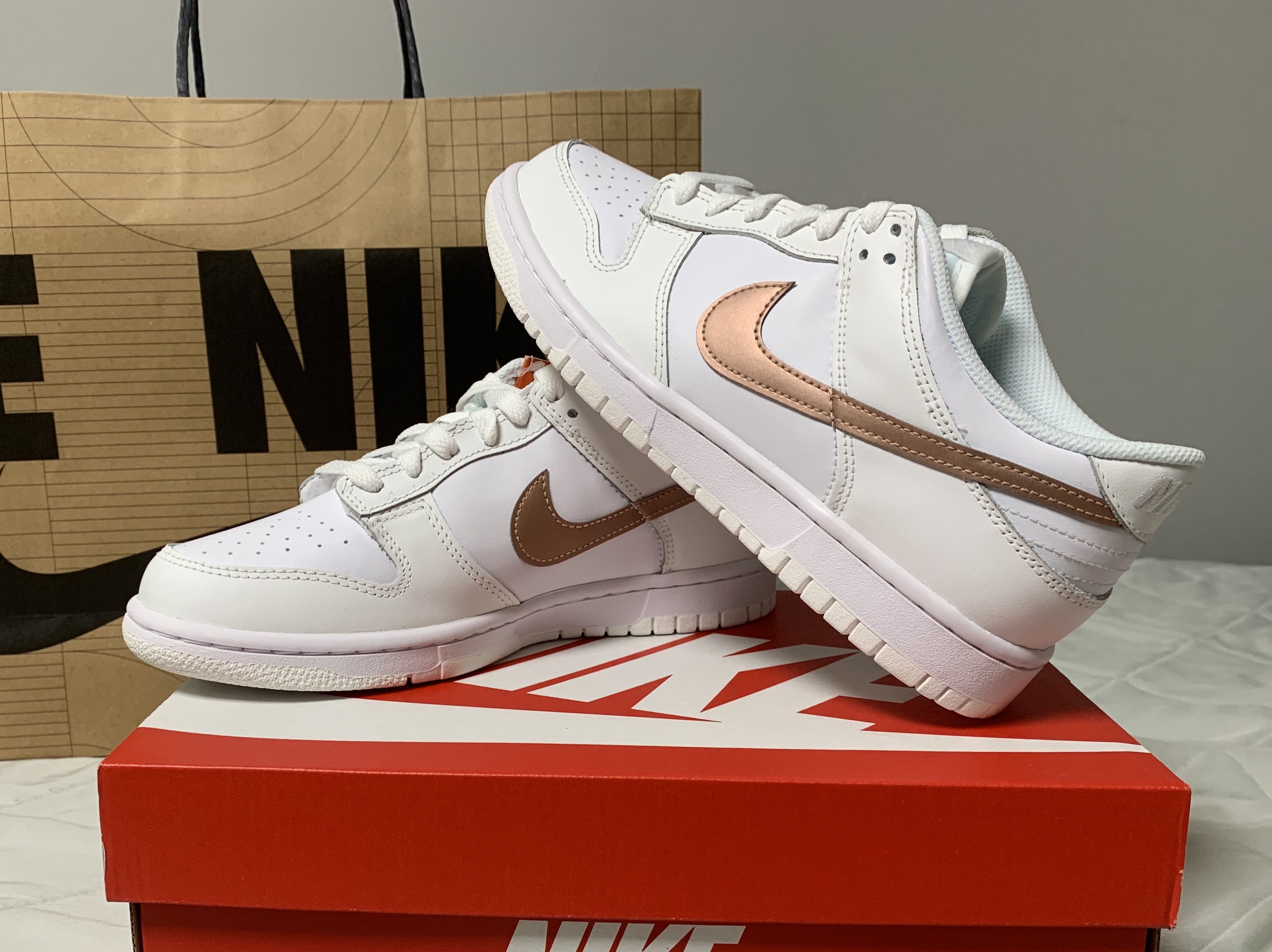 (GS) Nike Dunk Low White Rose Pink 착용 스타일 - 1