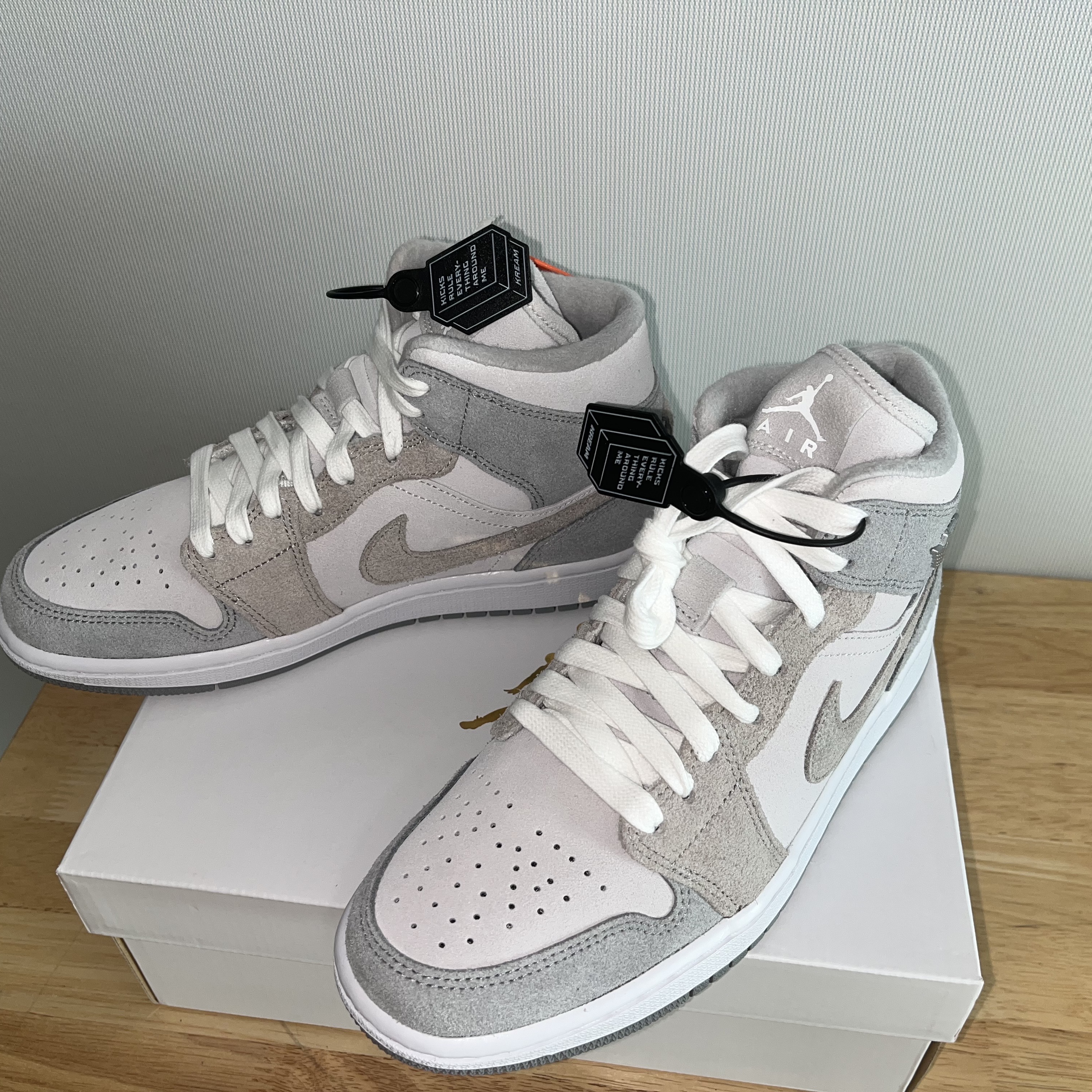 (W) Jordan 1 Mid SE Particle Grey 착용 스타일 - 2