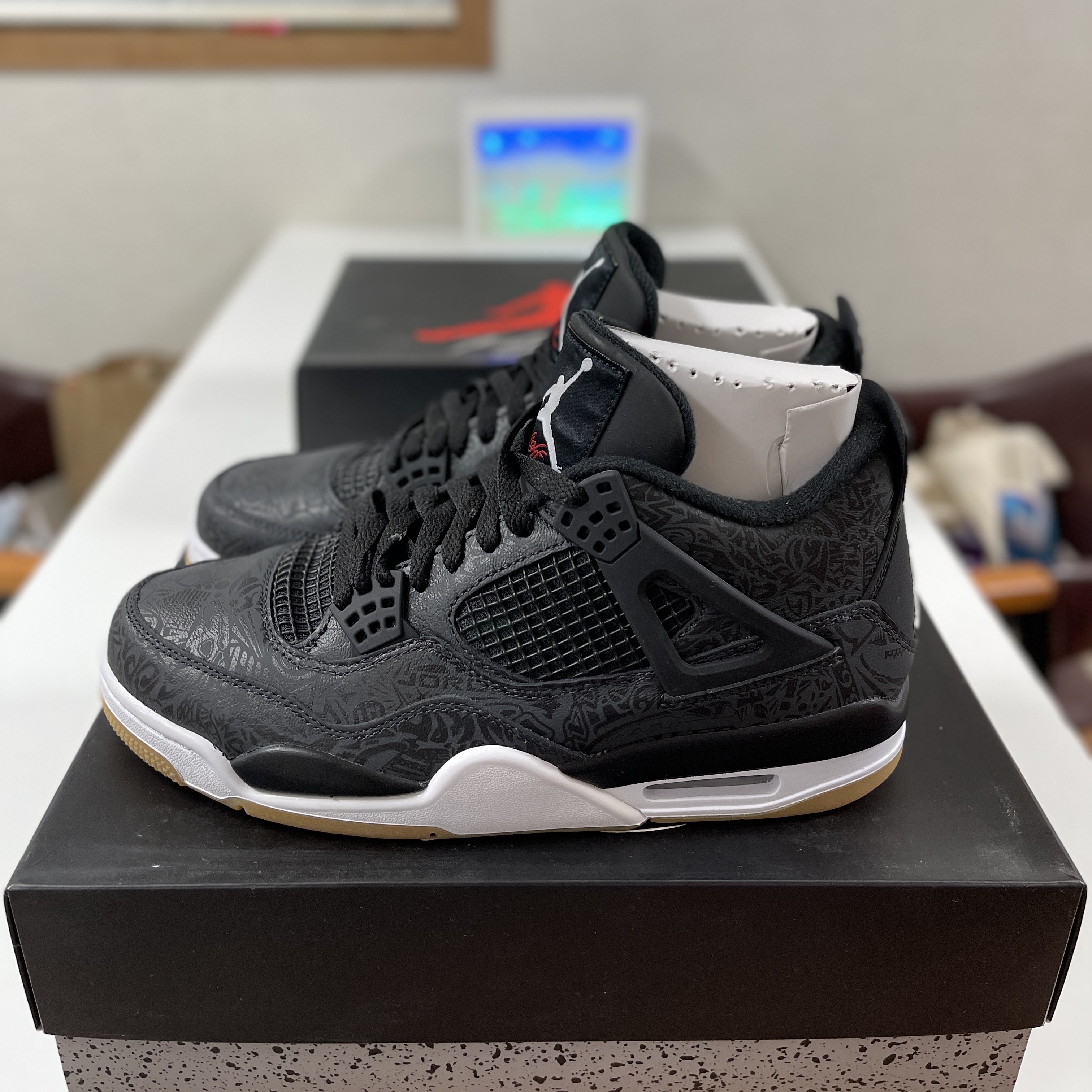 Jordan 4 Retro Laser Black Gum 착용 스타일 - 2