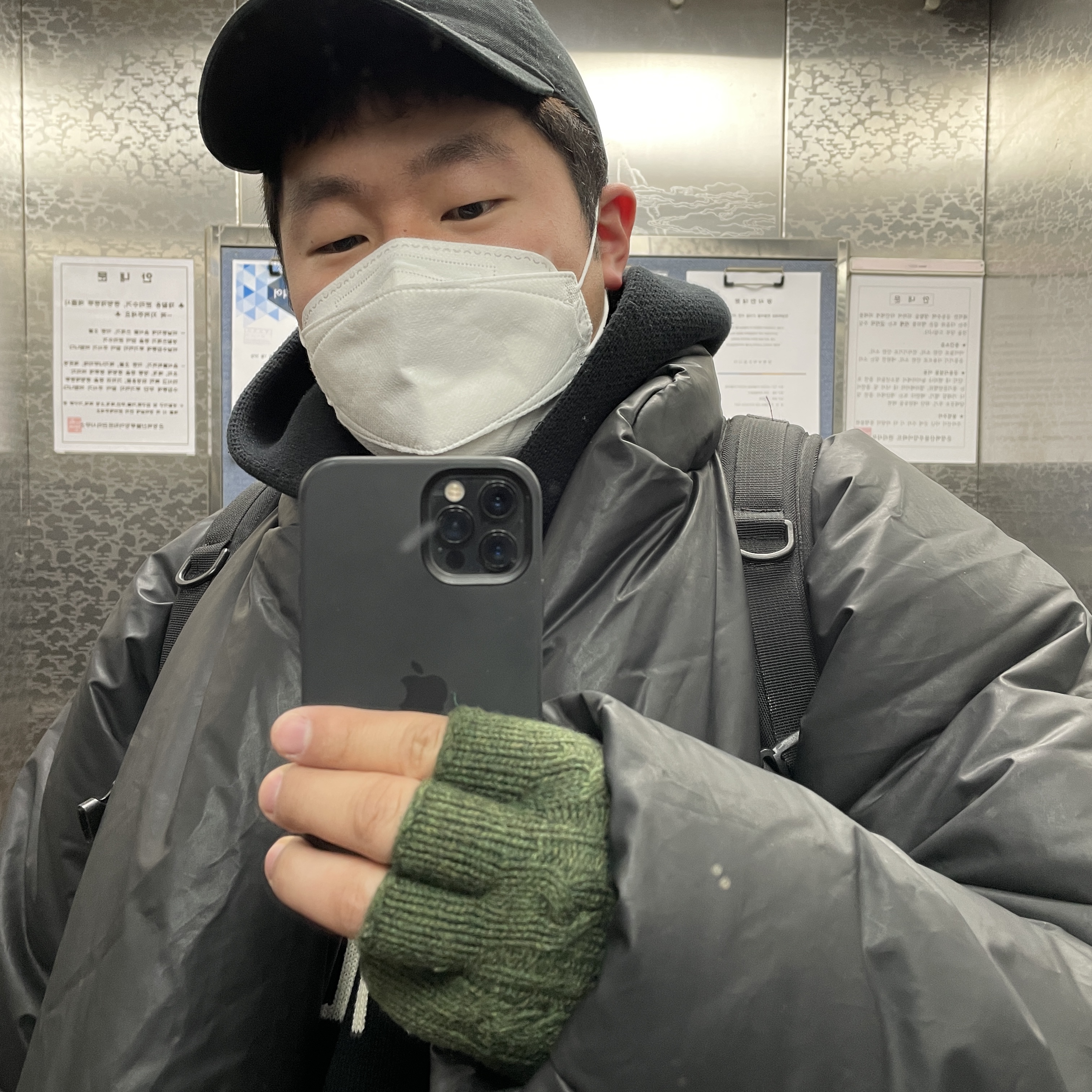 Yeezy Gap Round Jacket Black 착용 스타일