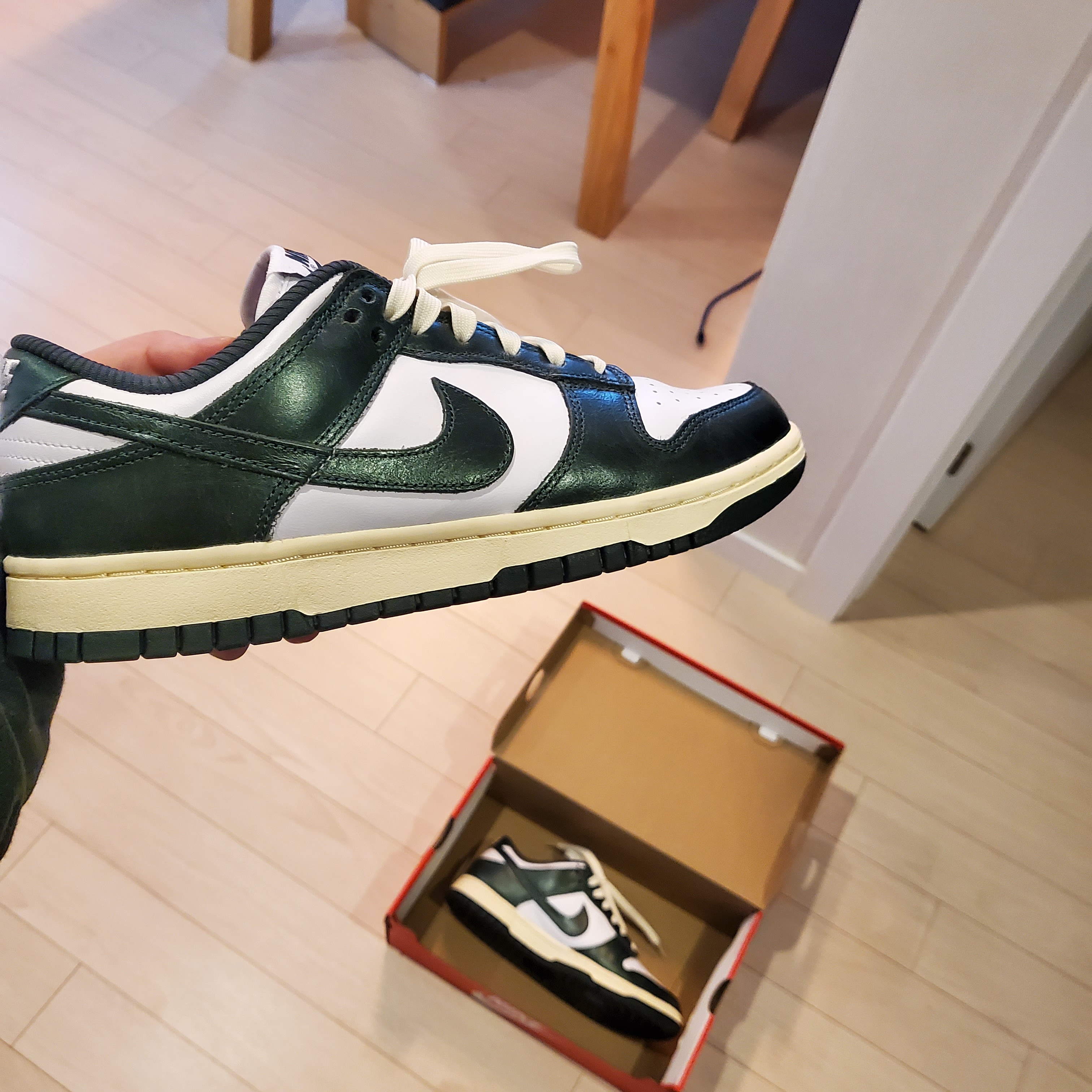 (W) Nike Dunk Low Vintage Green 착용 스타일 - 1