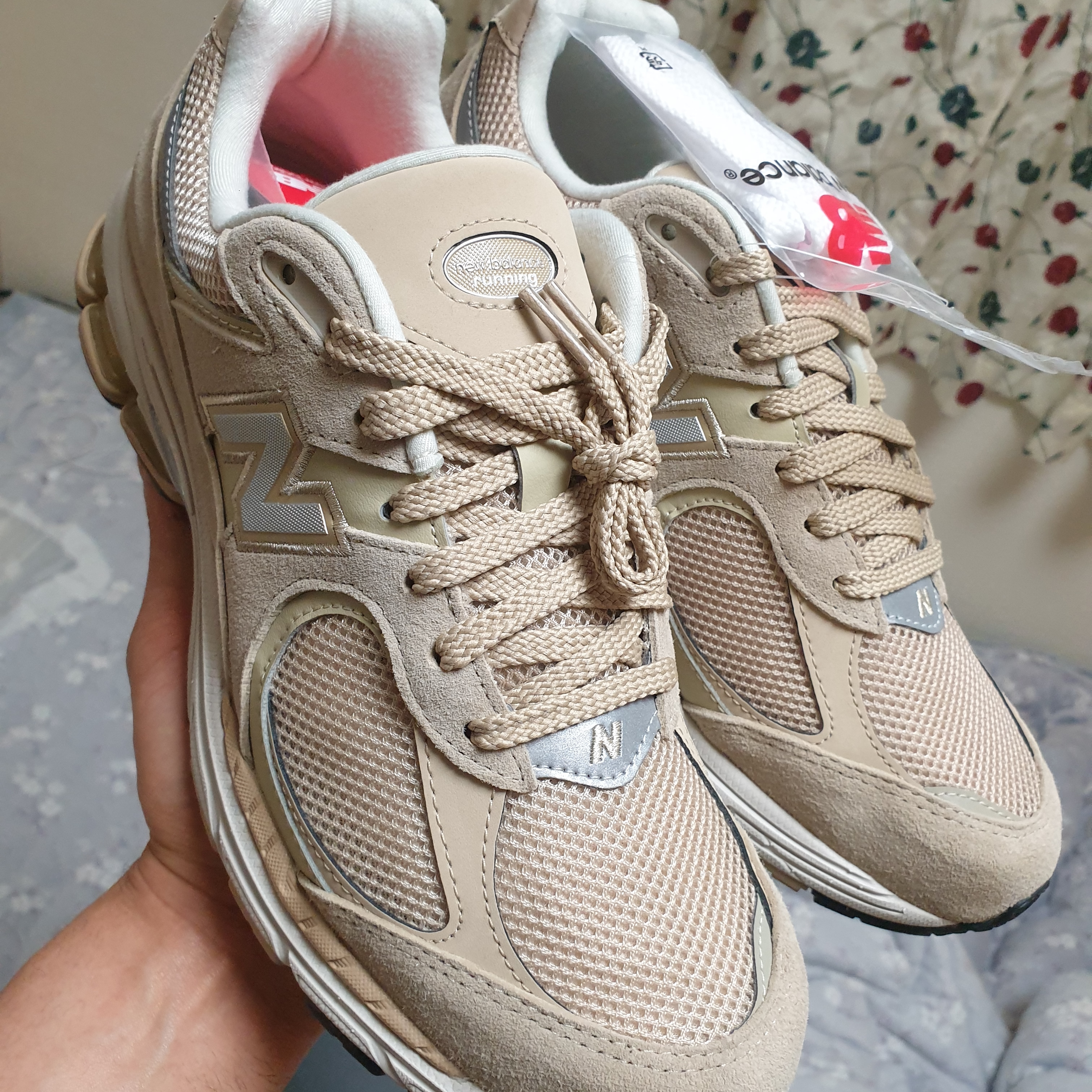 New Balance 2002R T2 Beige 착용 스타일 - 1