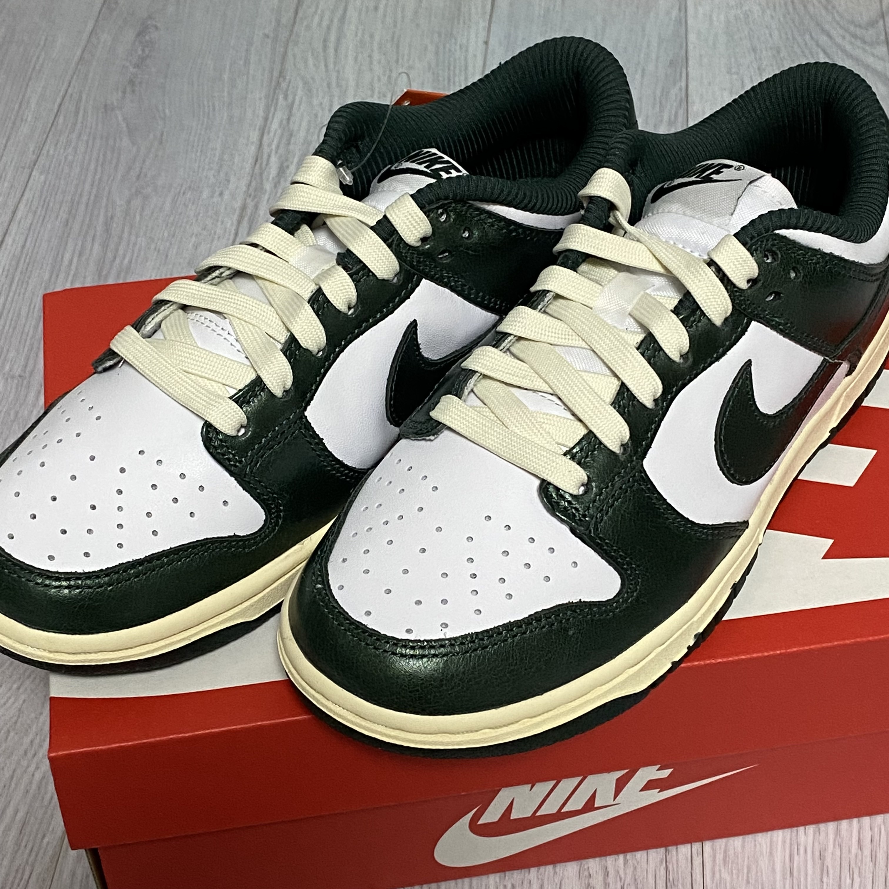(W) Nike Dunk Low Vintage Green 착용 스타일 - 2