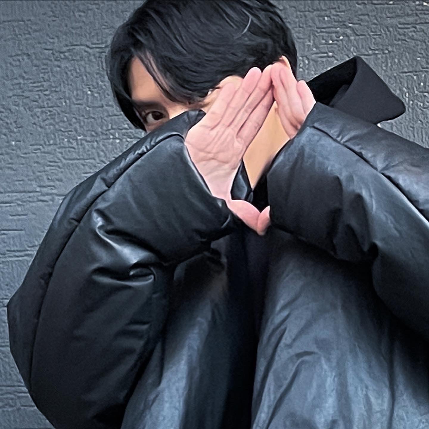 Adidas Yeezy QNTM Onyx, Yeezy Gap Round Jacket Black 착용 스타일 - 2