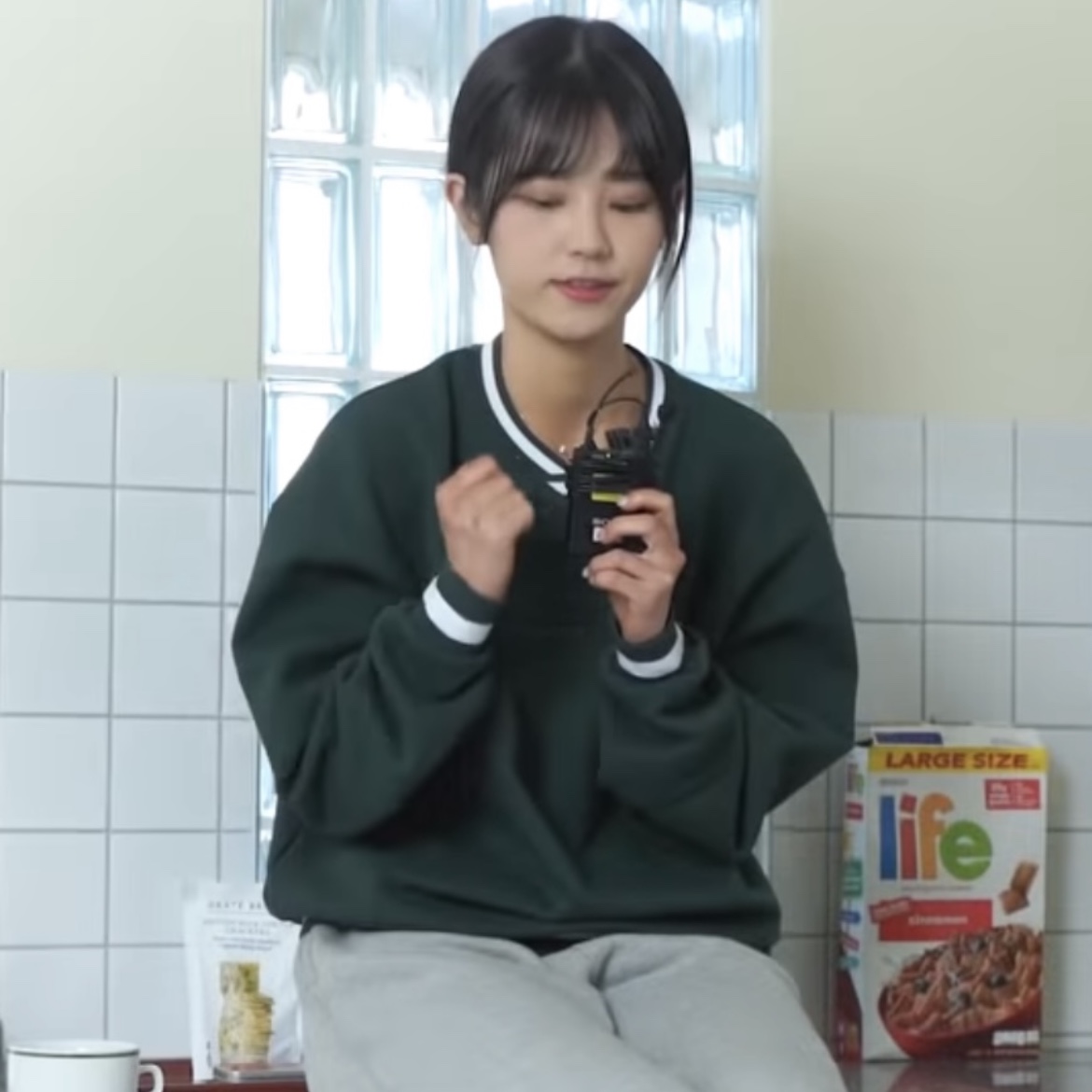 IAB Studio x Yonex Sweatshirt Green 착용 스타일 - 2