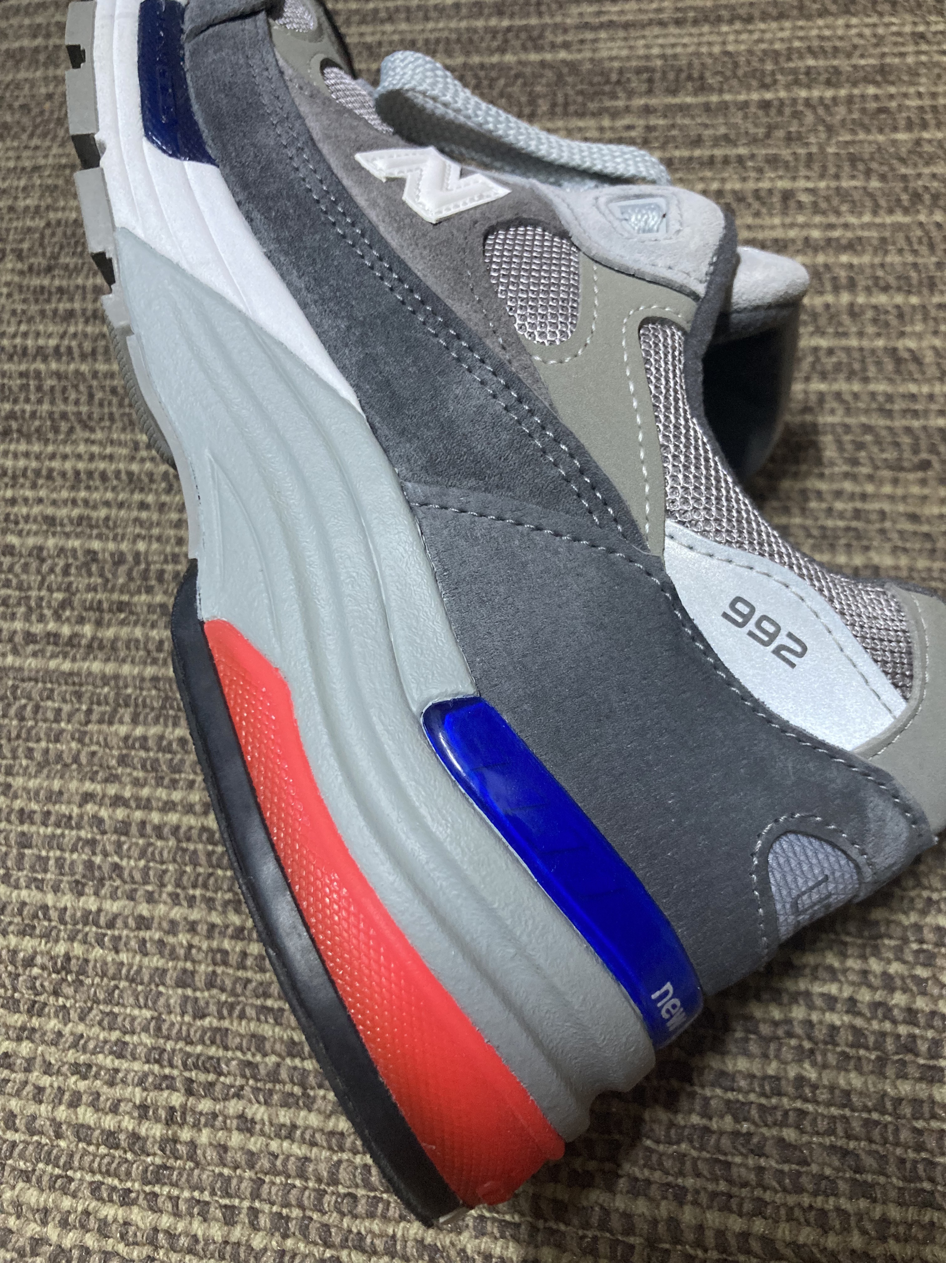 New Balance 992 Made in USA Grey Red Blue, Jordan 1 Retro High OG Light Fusion Red 착용 스타일 - 2