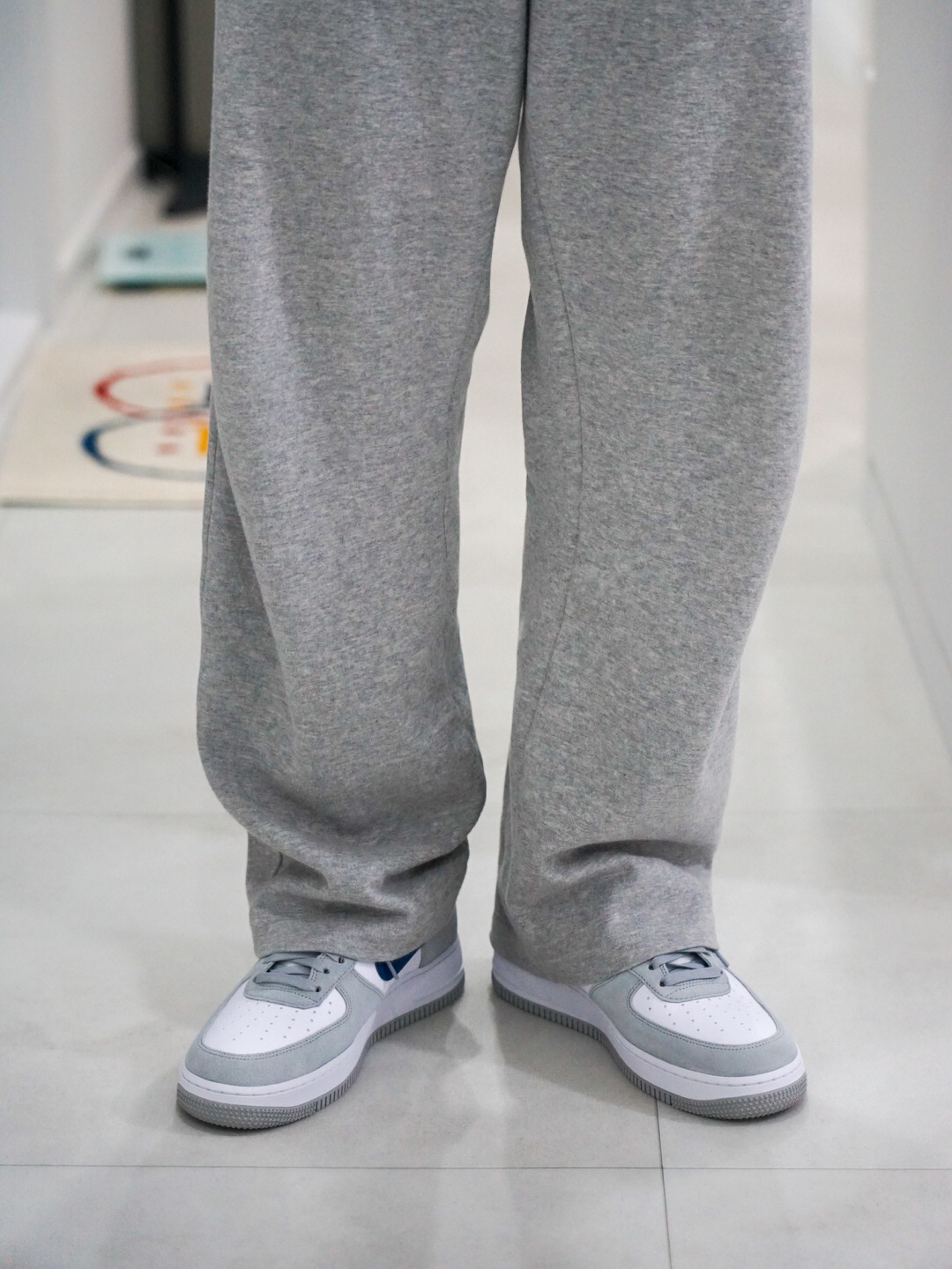 Nike Air Force 1 '07 LV8 Athletic Club Light Smoke Grey Marina 착용 스타일 - 1