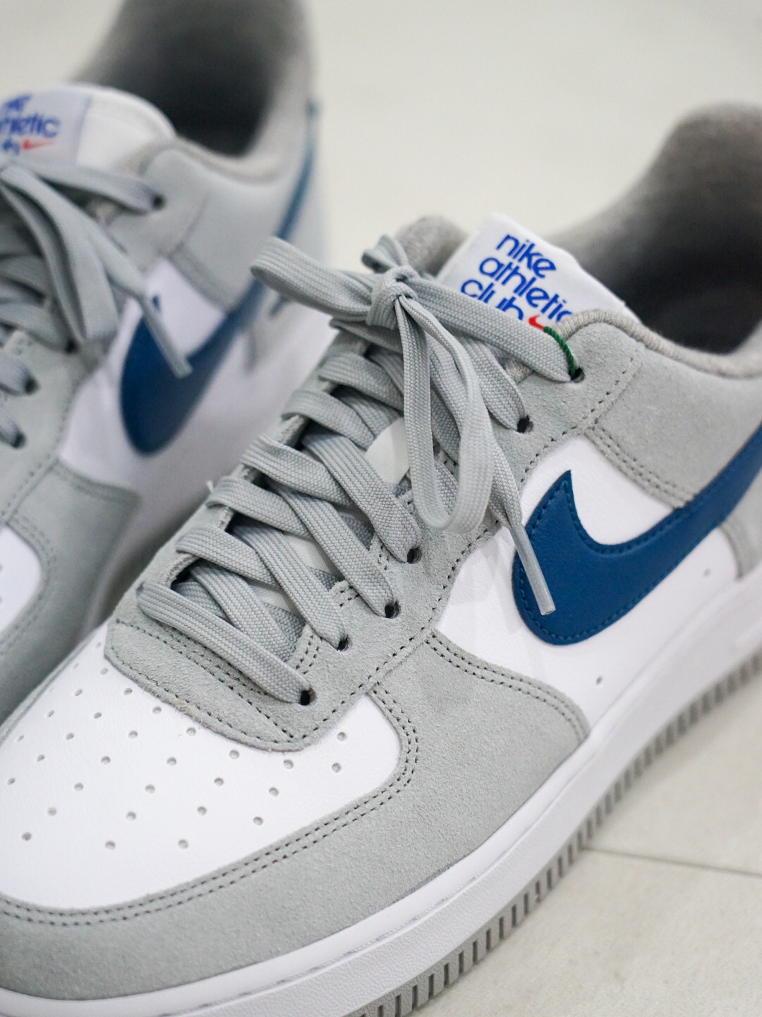 Nike Air Force 1 '07 LV8 Athletic Club Light Smoke Grey Marina 착용 스타일 - 1