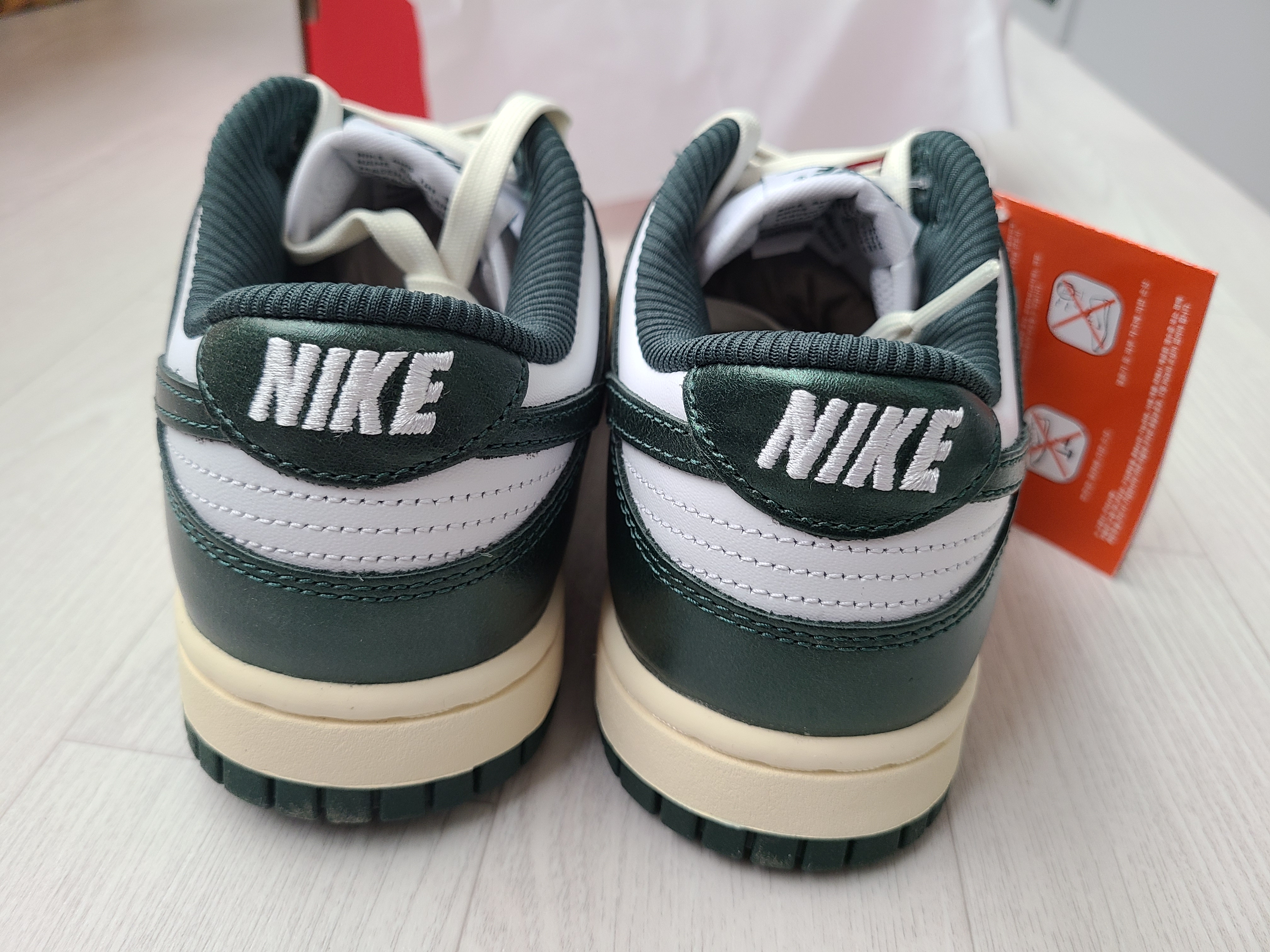 (W) Nike Dunk Low Vintage Green 착용 스타일 - 3