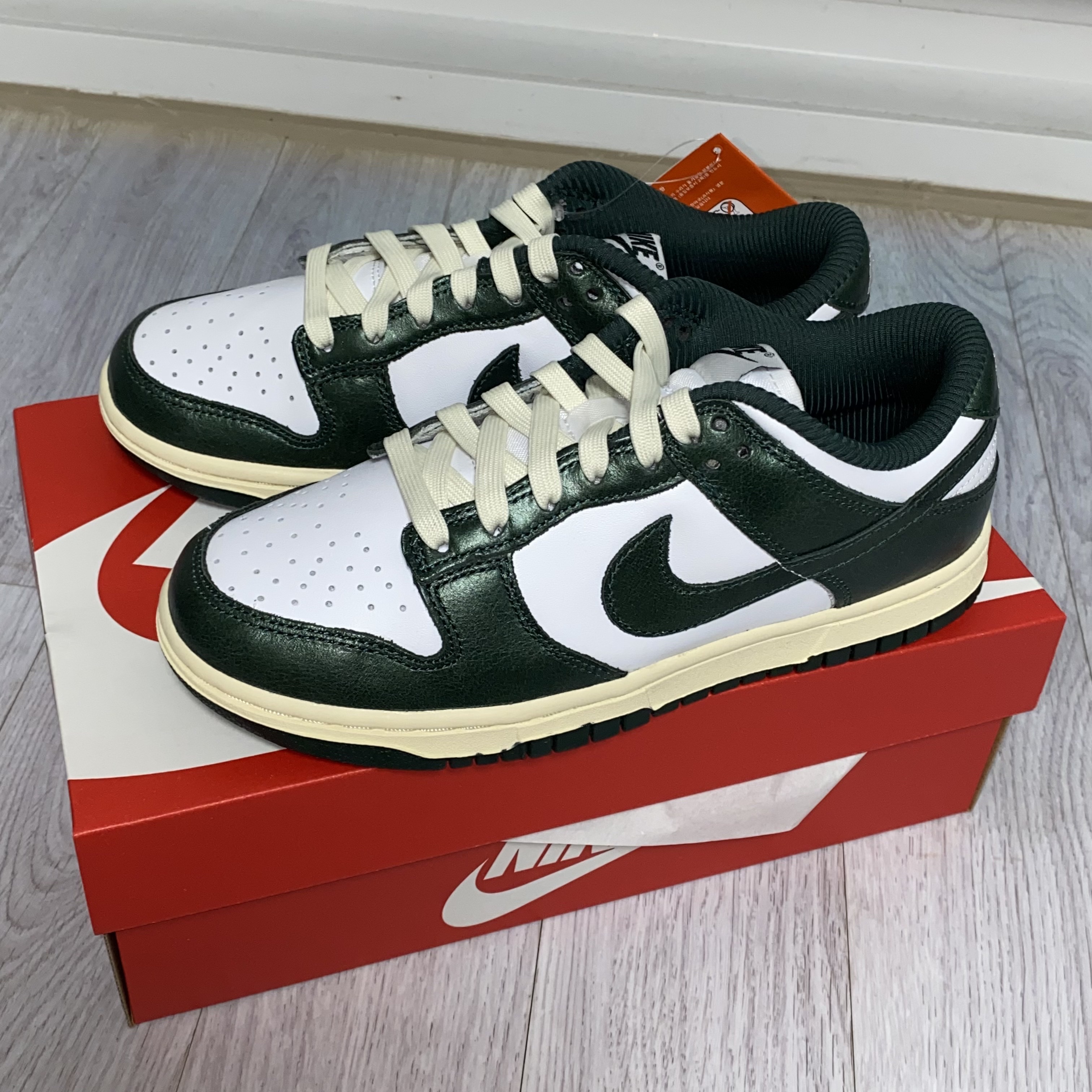 (W) Nike Dunk Low Vintage Green 착용 스타일 - 3
