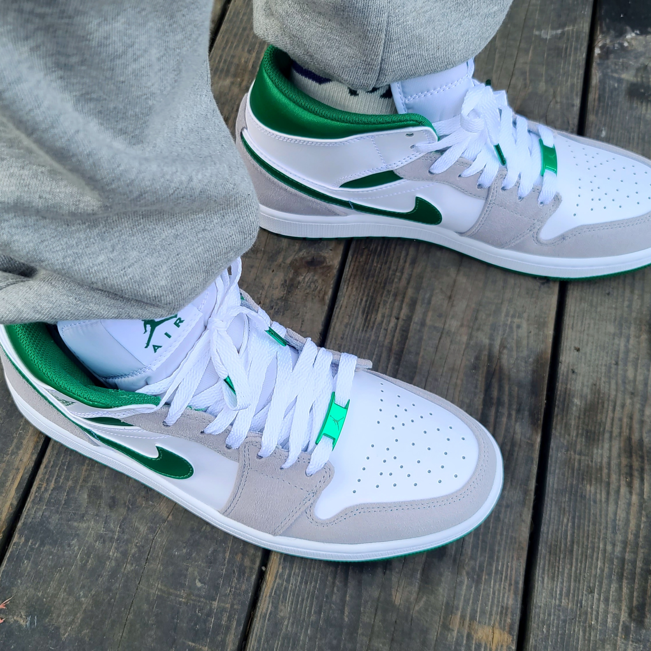 Jordan 1 Mid SE Pine Green Light Smoke Grey 착용 스타일 - 1