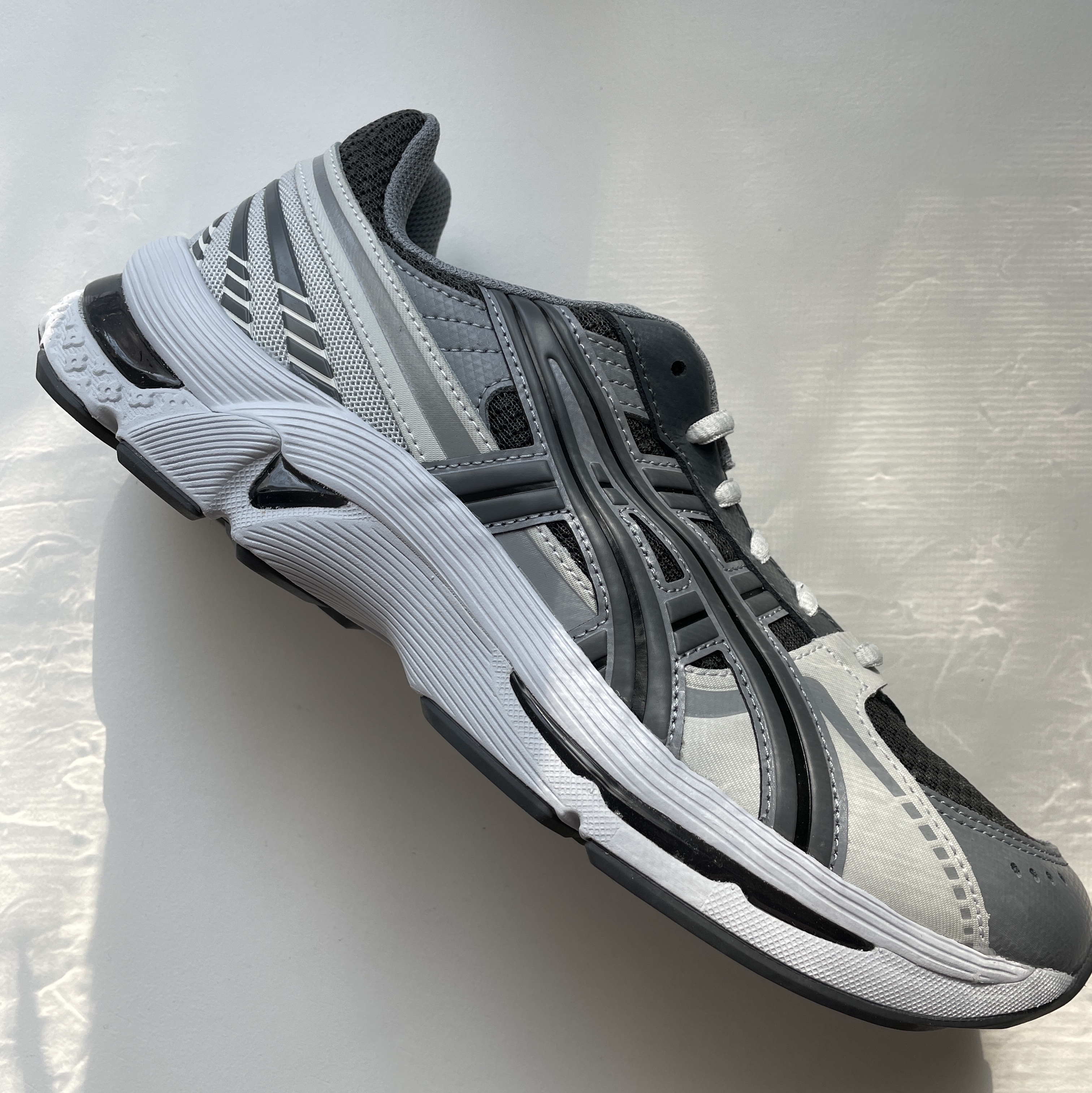 Asics Gel-Kyrios Carrier Grey 착용 스타일