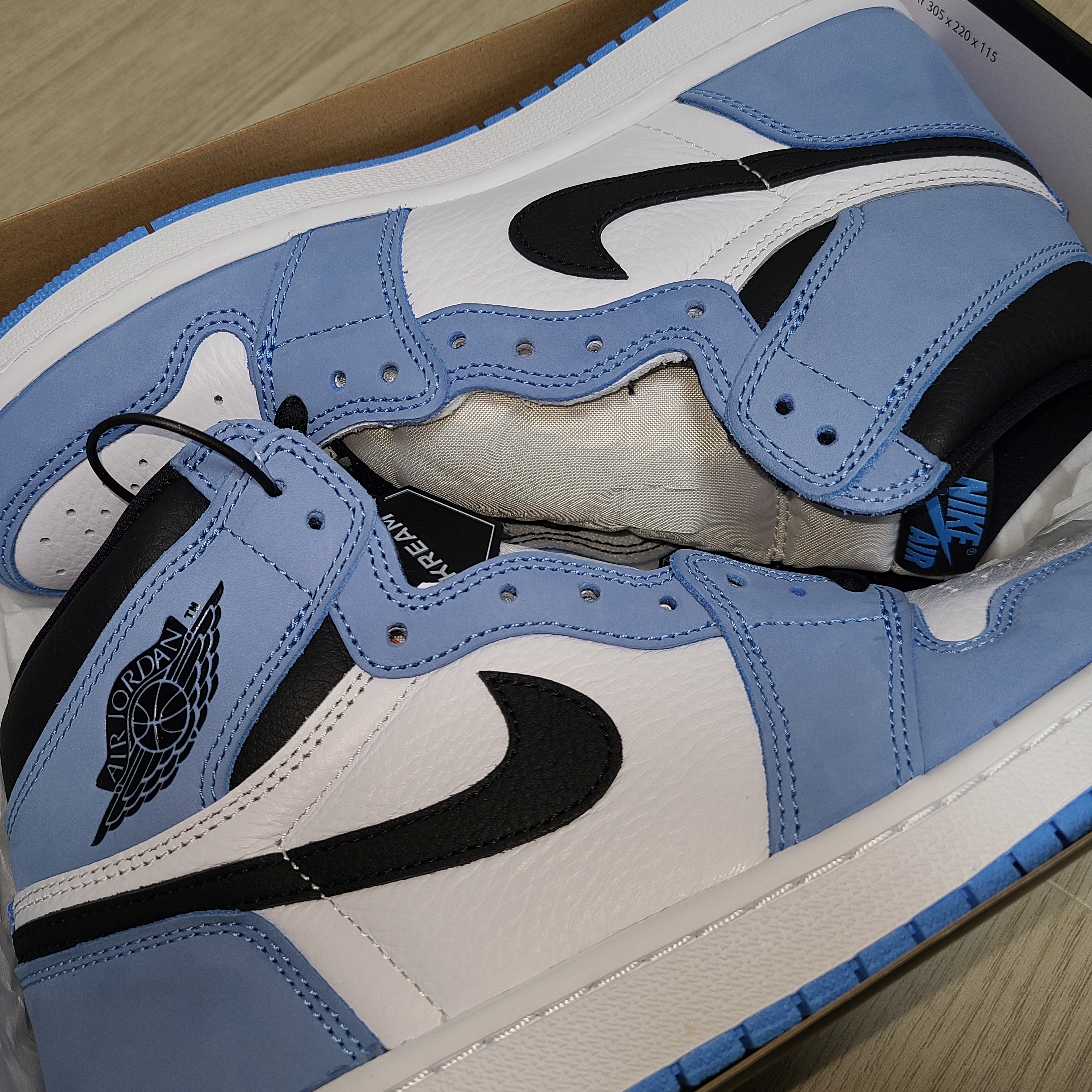 Jordan 1 Retro High OG University Blue 착용 스타일