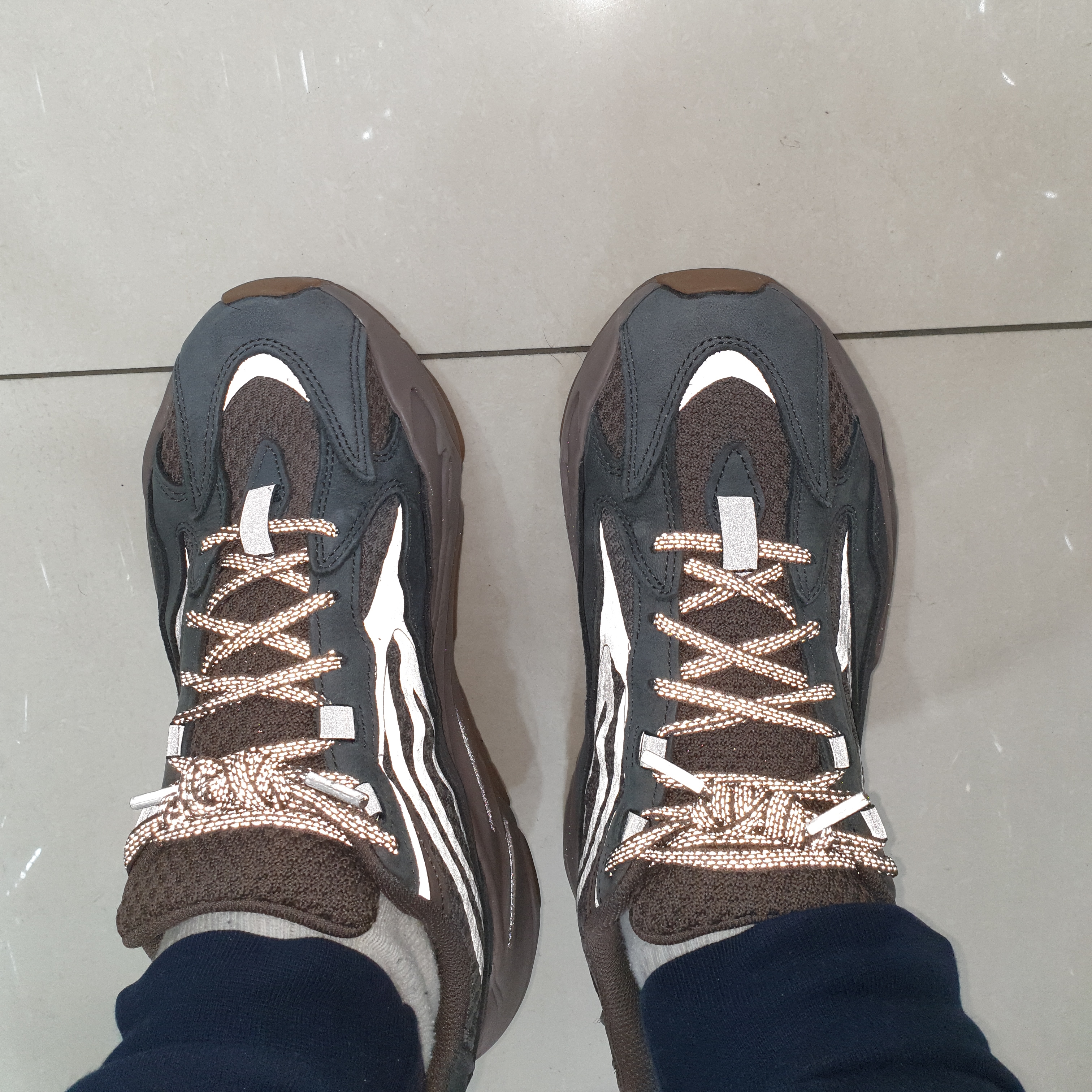 Adidas Yeezy Boost 700 V2 Mauve 착용 스타일