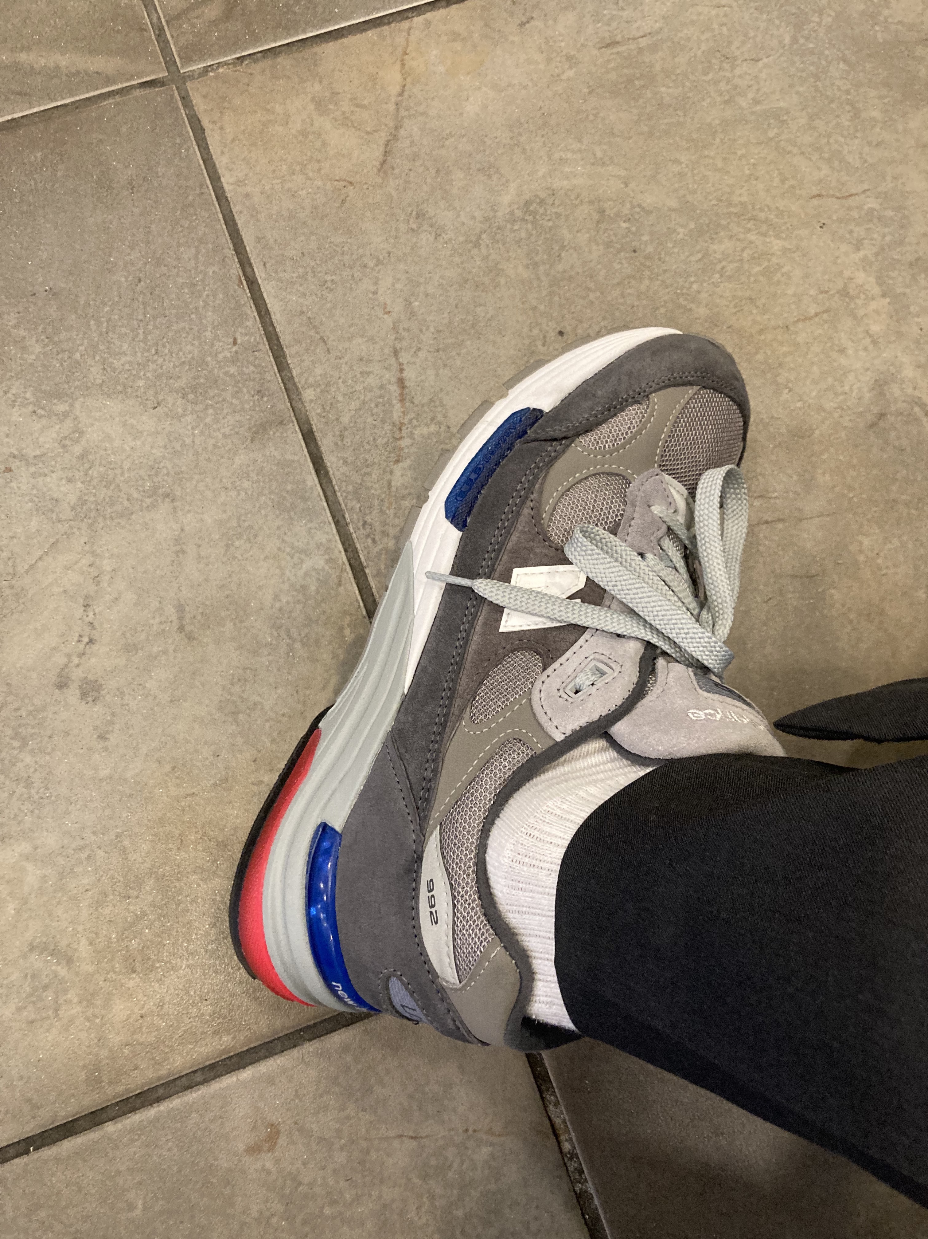 New Balance 992 Made in USA Grey Red Blue, Jordan 1 Retro High OG Light Fusion Red 착용 스타일 - 1