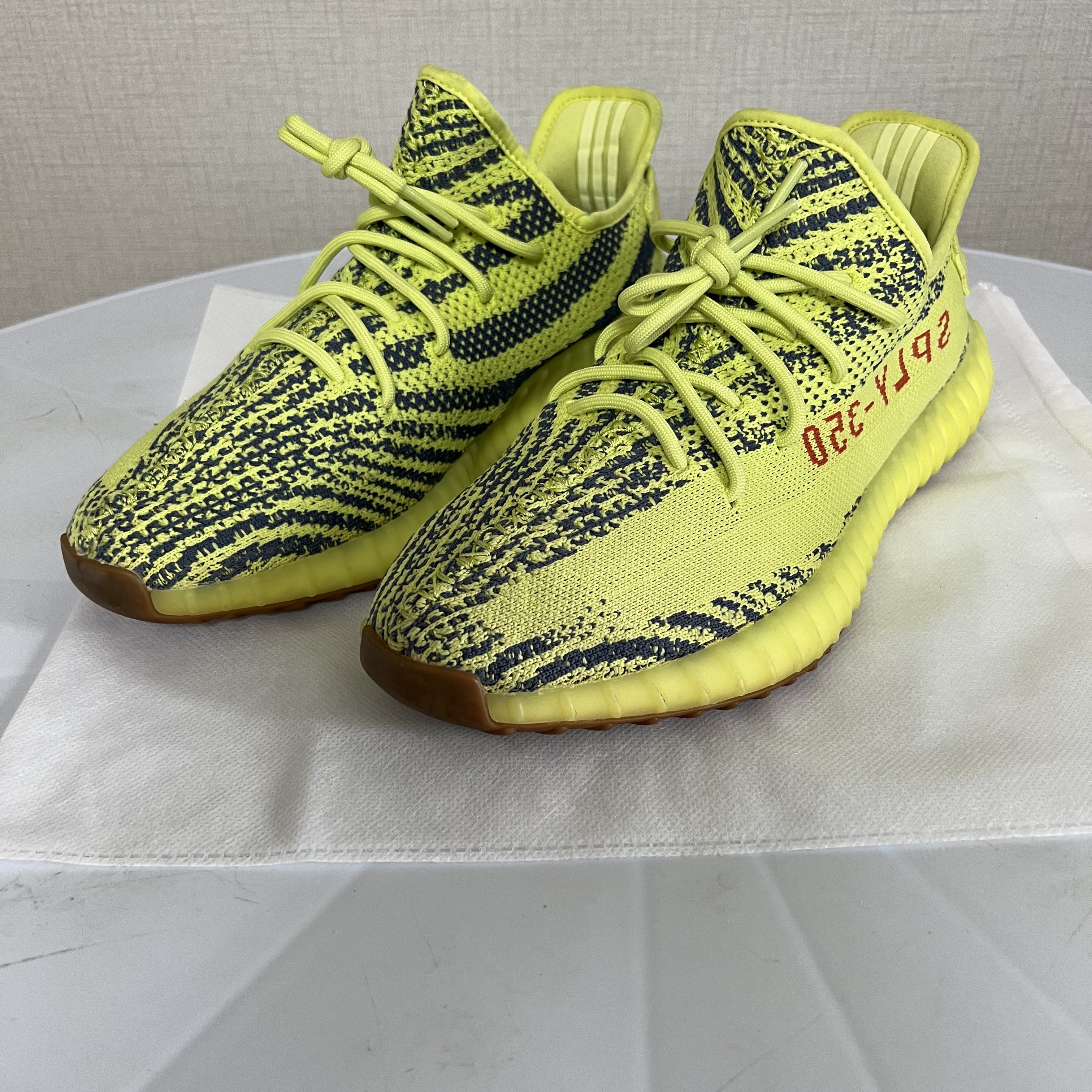 Adidas Yeezy Boost 350 V2 Semi Frozen Yellow 착용 스타일 - 1