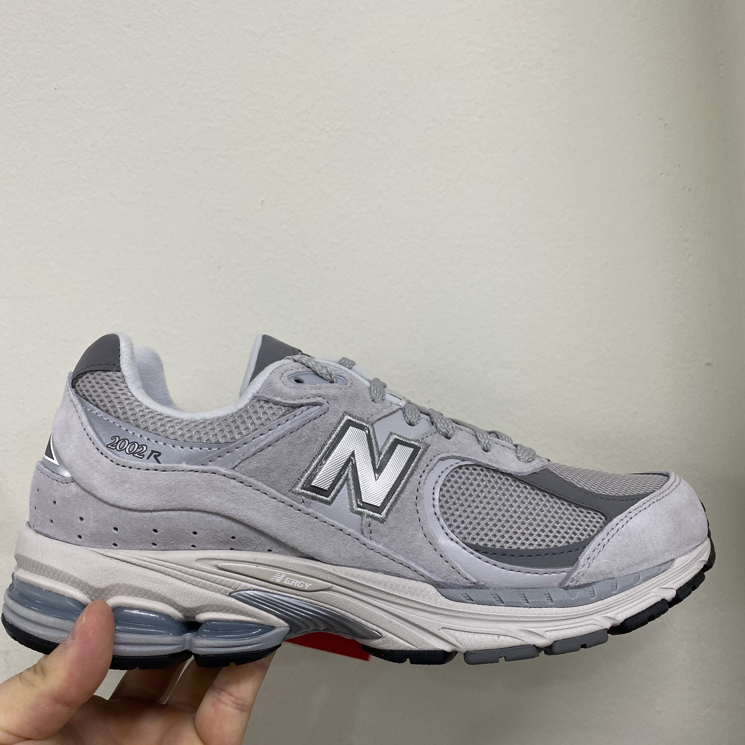 New Balance 2002R T2 Gray 착용 스타일 - 1