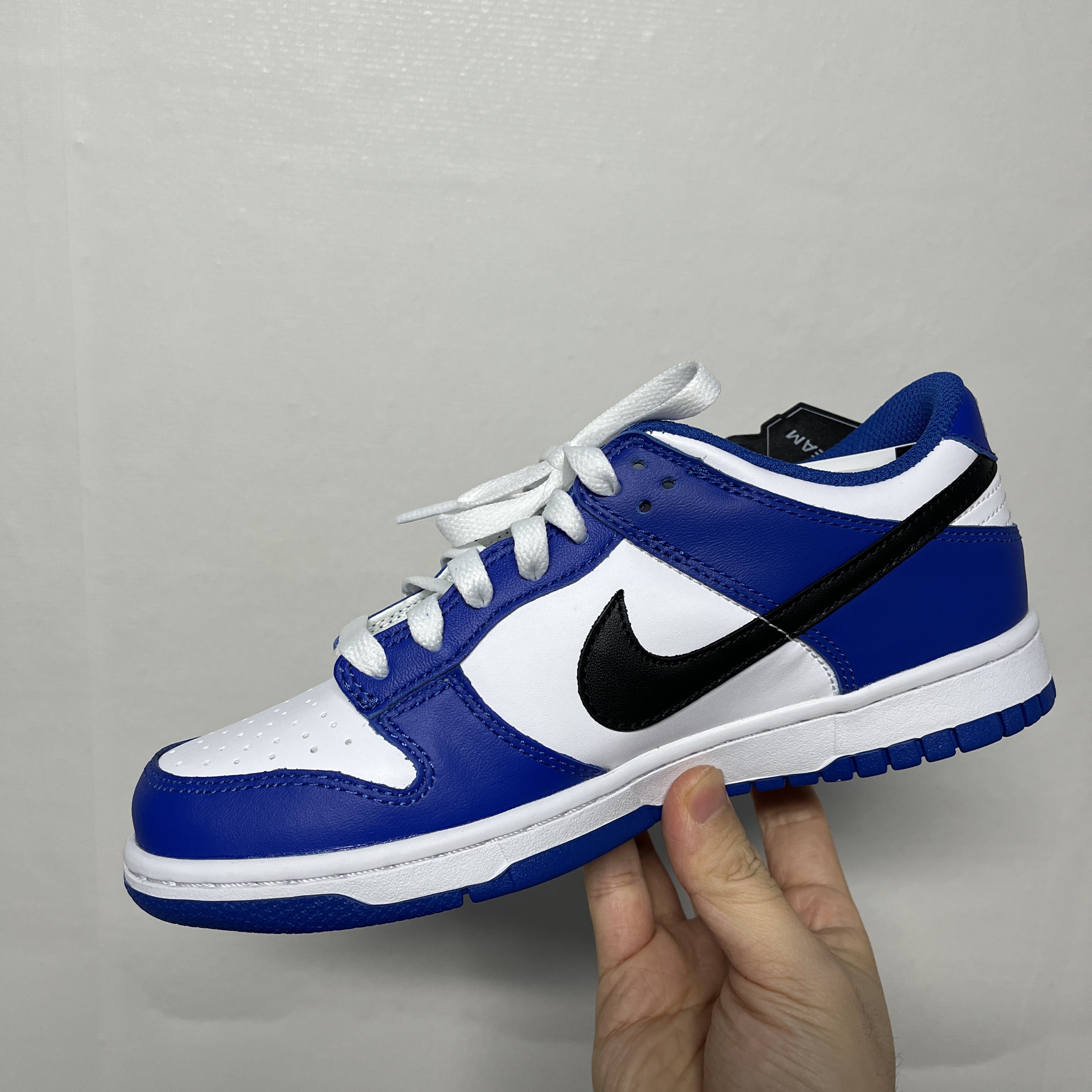 (GS) Nike Dunk Low Bright Crimson Game Royal 착용 스타일 - 1