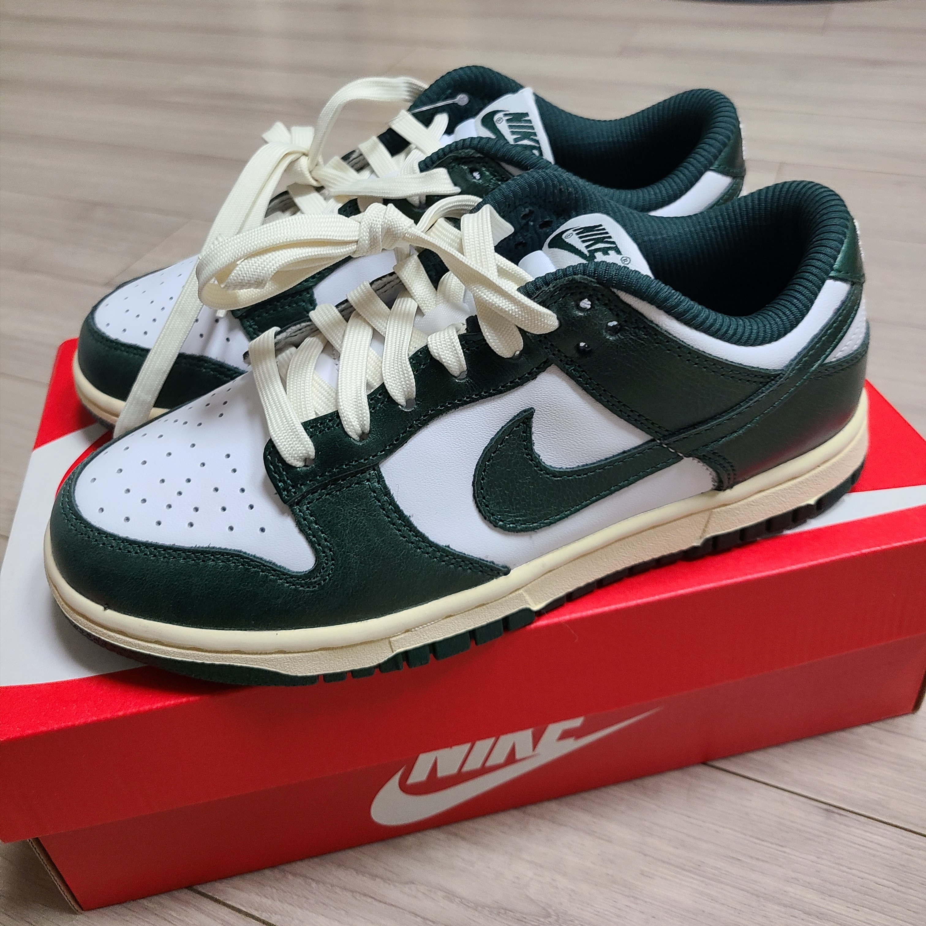 (W) Nike Dunk Low Vintage Green 착용 스타일