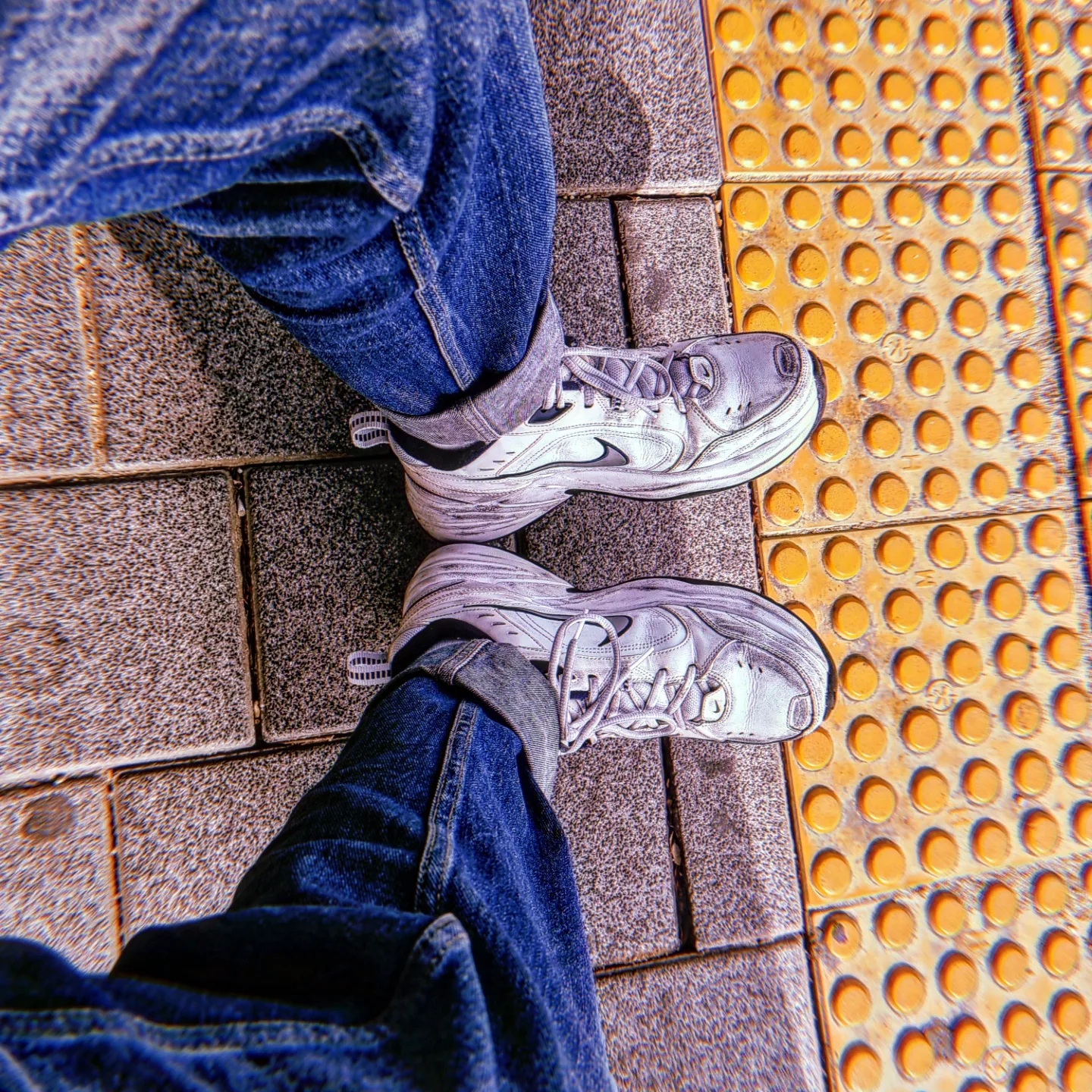 Nike Air Monarch IV White Navy 착용 스타일 - 2