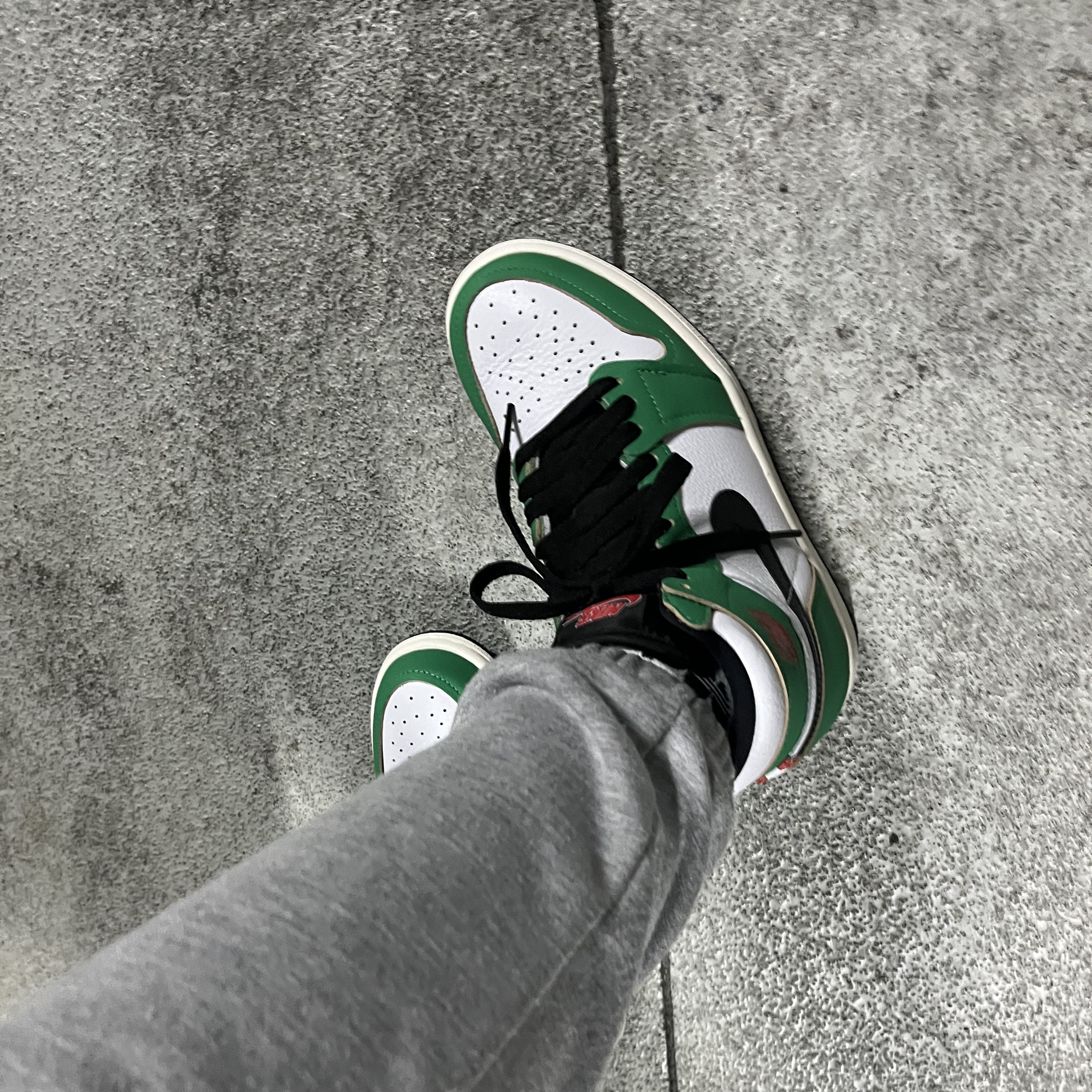 (W) Jordan 1 Retro High OG Lucky Green 착용 스타일 - 3