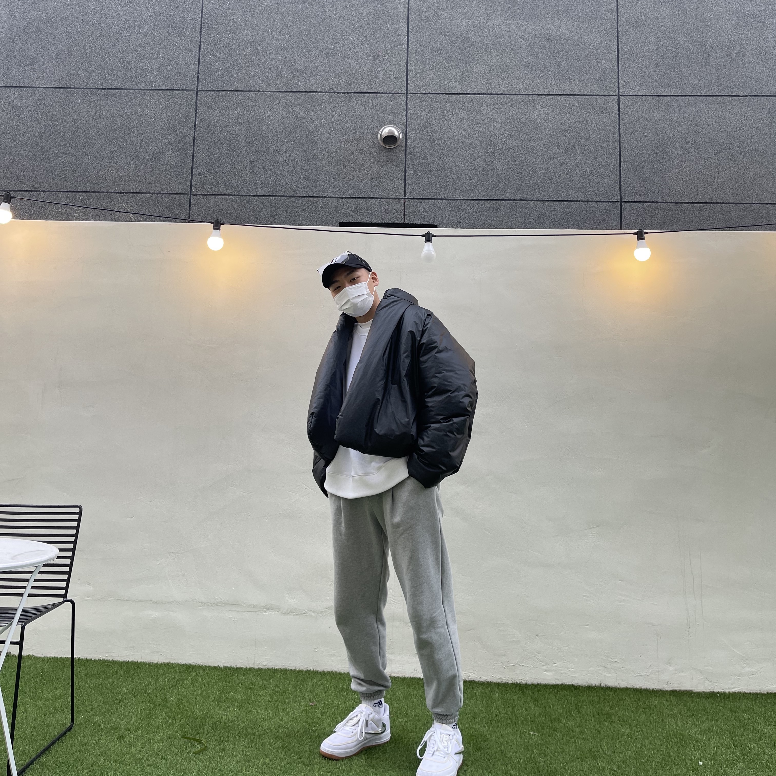 Yeezy Gap Round Jacket Black, Nike x Travis Scott Air Force 1 Low White 착용 스타일