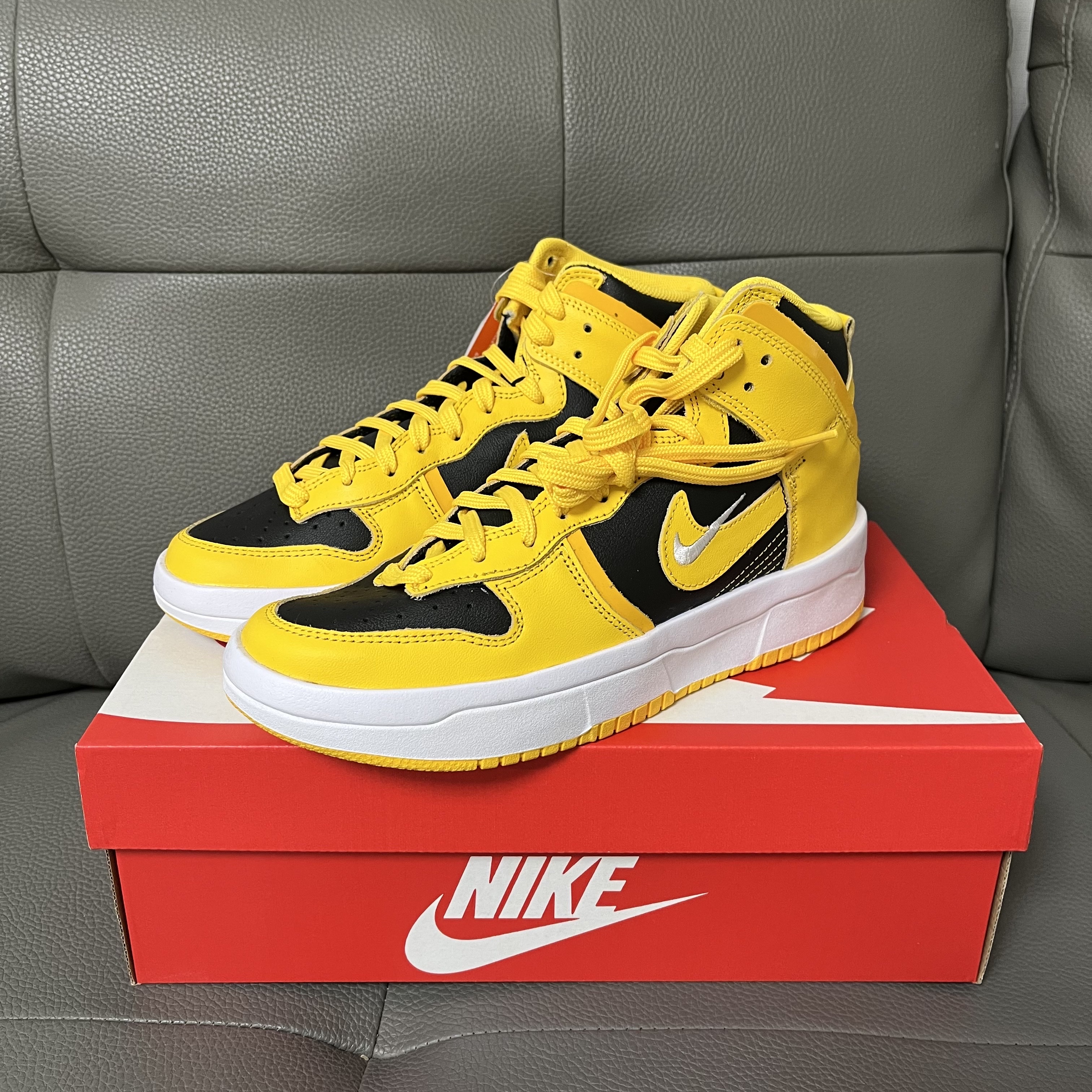 (W) Nike Dunk High Up Black and Varsity Maize 착용 스타일 - 4